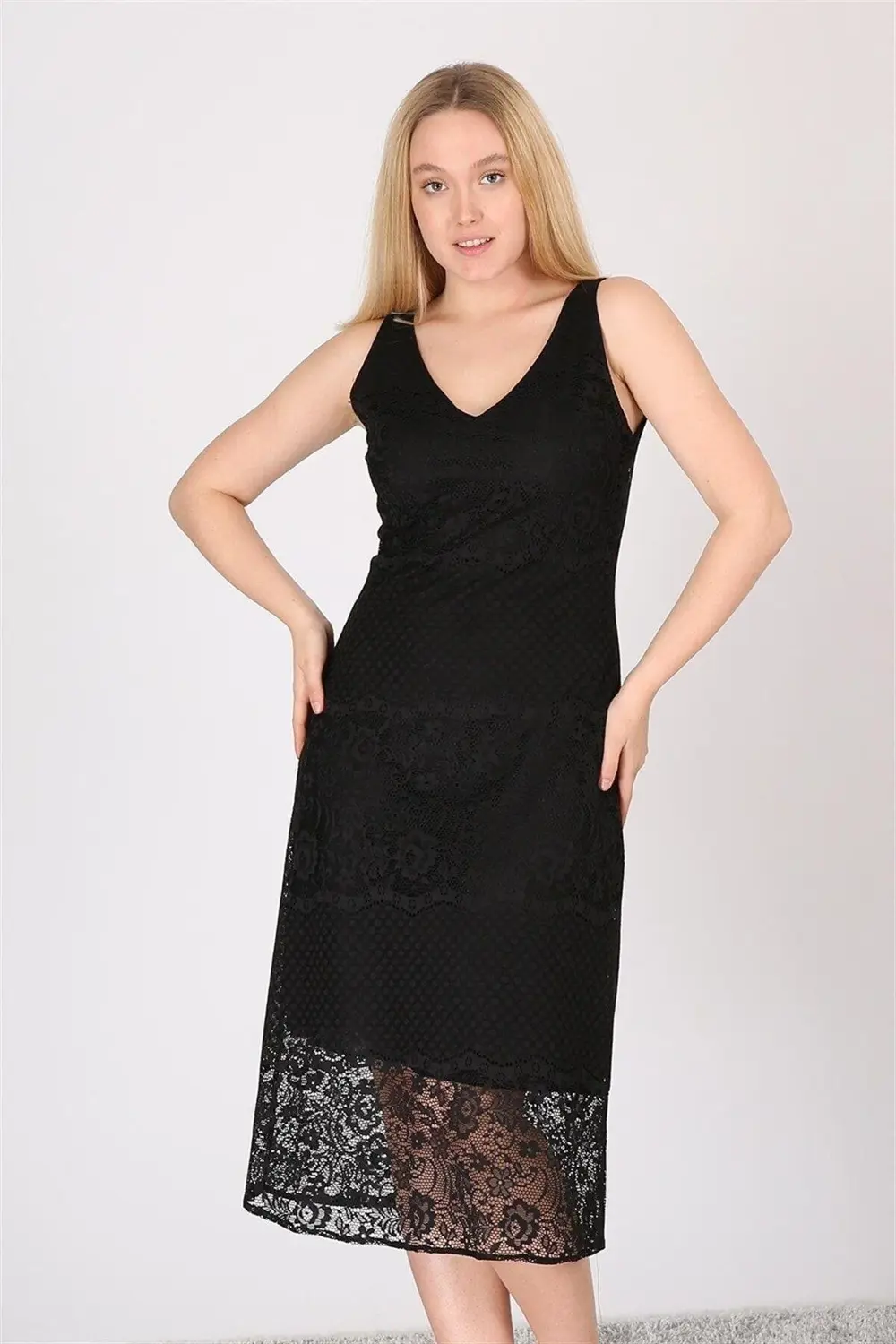 Apsen Kadın Siyah Dantel Detaylı Sıfır Kol V Yaka Midi Boy Elbise