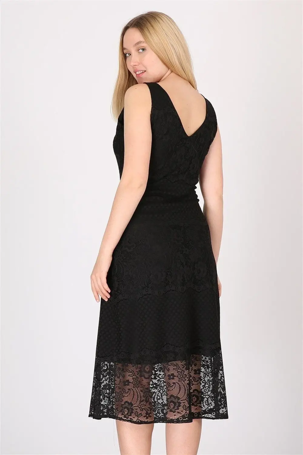 Apsen Kadın Siyah Dantel Detaylı Sıfır Kol V Yaka Midi Boy Elbise