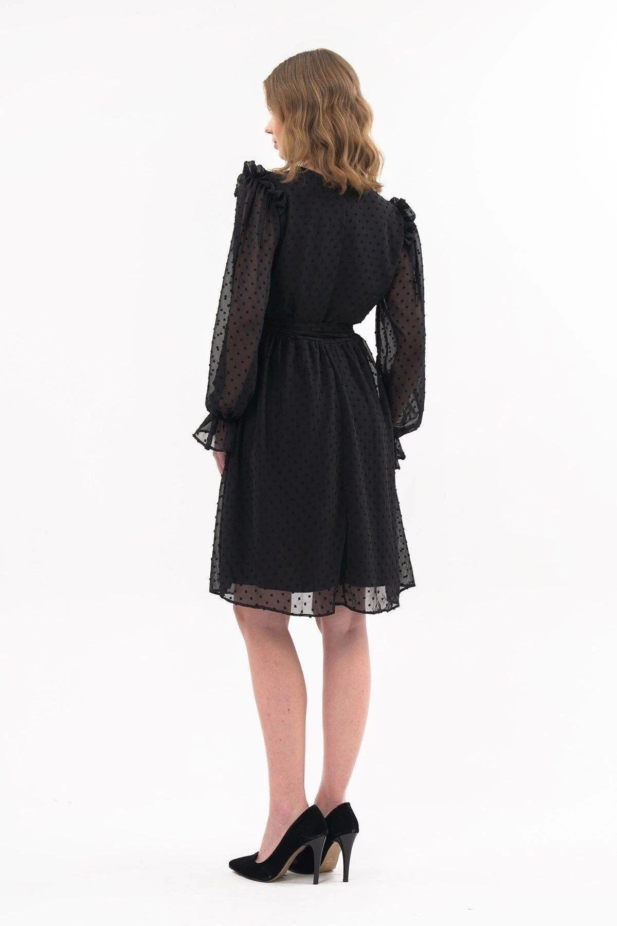 Apsen Kadın Siyah Kuşak Bağlama Detaylı Kruvaze Yaka Tüllü Elbise