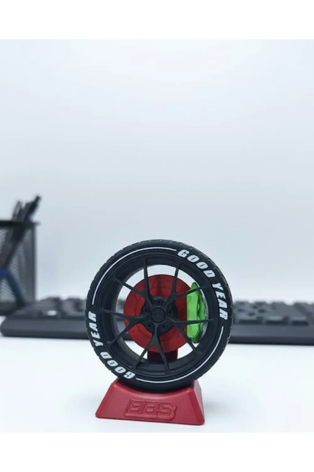 Araba Tutkunlarına Özel Jant Tasarımlı Ofis Masa Dekoru