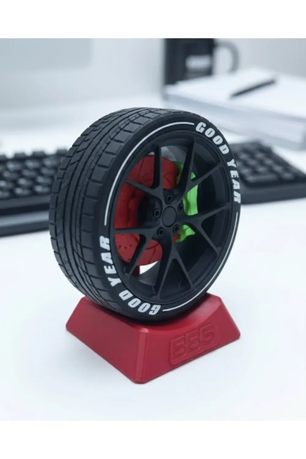 Araba Tutkunlarına Özel Jant Tasarımlı Ofis Masa Dekoru