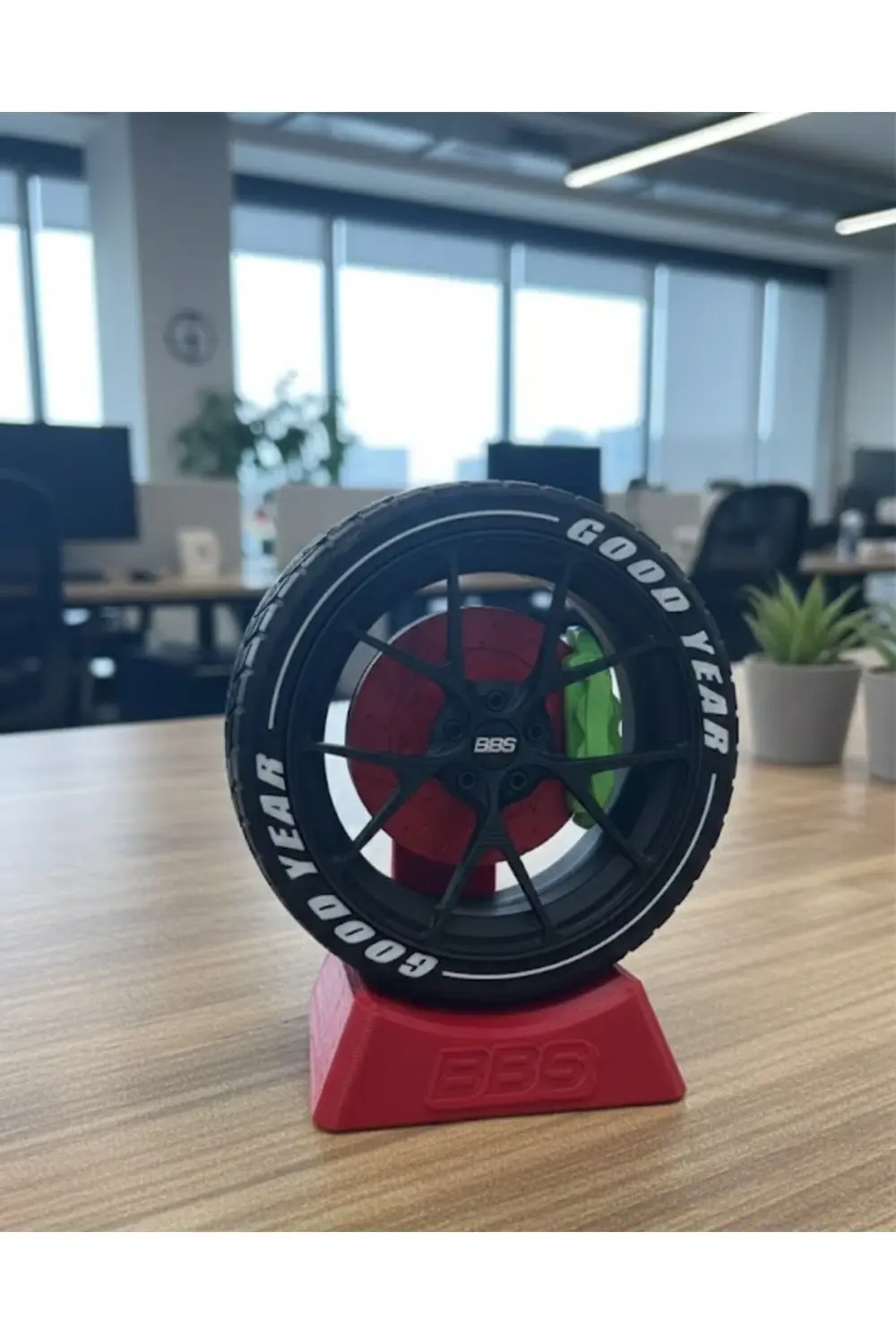 Araba Tutkunlarına Özel Jant Tasarımlı Ofis Masa Dekoru