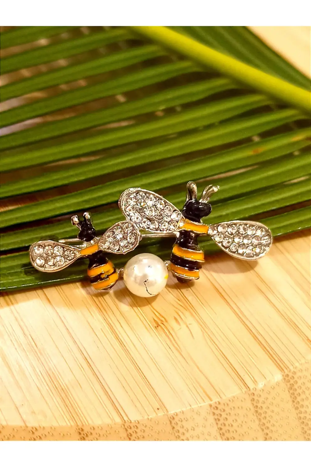 Arı Figürlü Broş