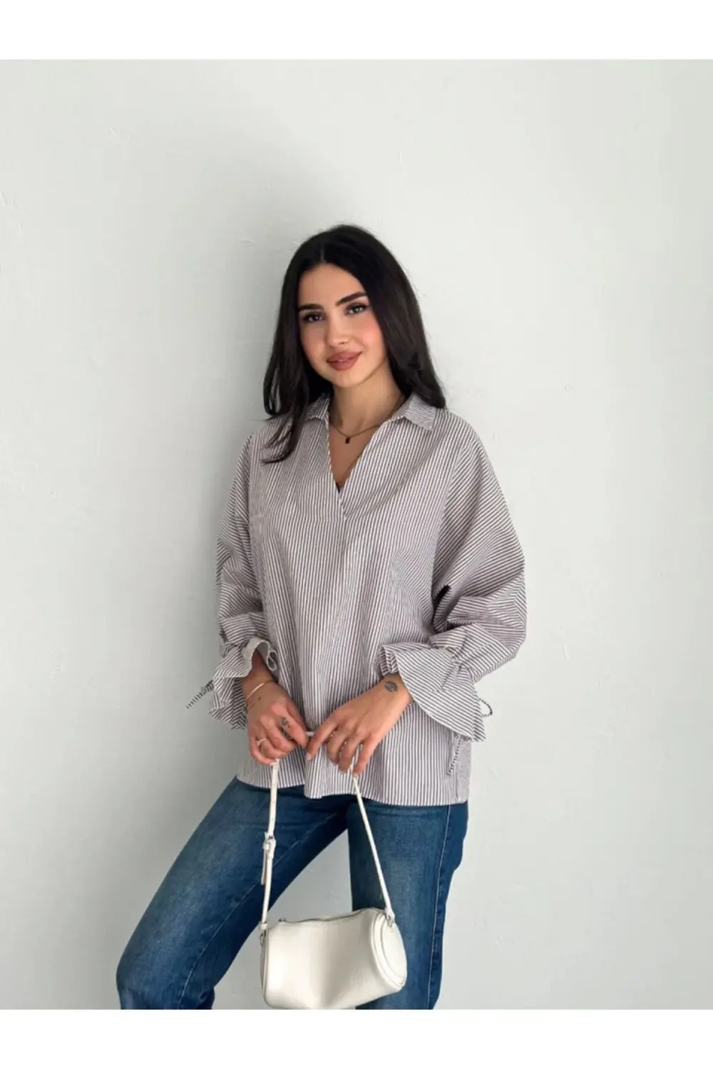 Arkası Asimetrik Yırtmaç Kesim Detaylı Cizgili Bluz Gömlek - Gri