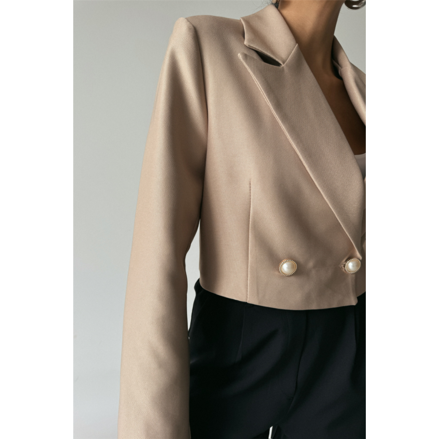 ARKASI İNCİ DÜĞME DETAYLI CROP CEKET - Bej