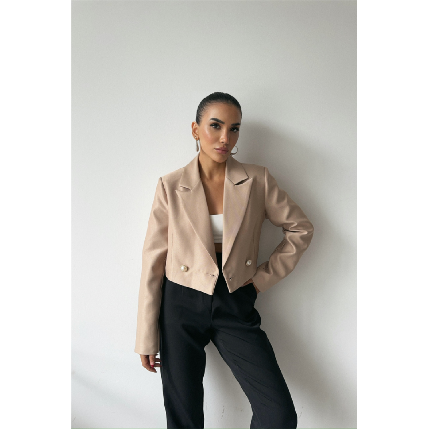 ARKASI İNCİ DÜĞME DETAYLI CROP CEKET - Bej