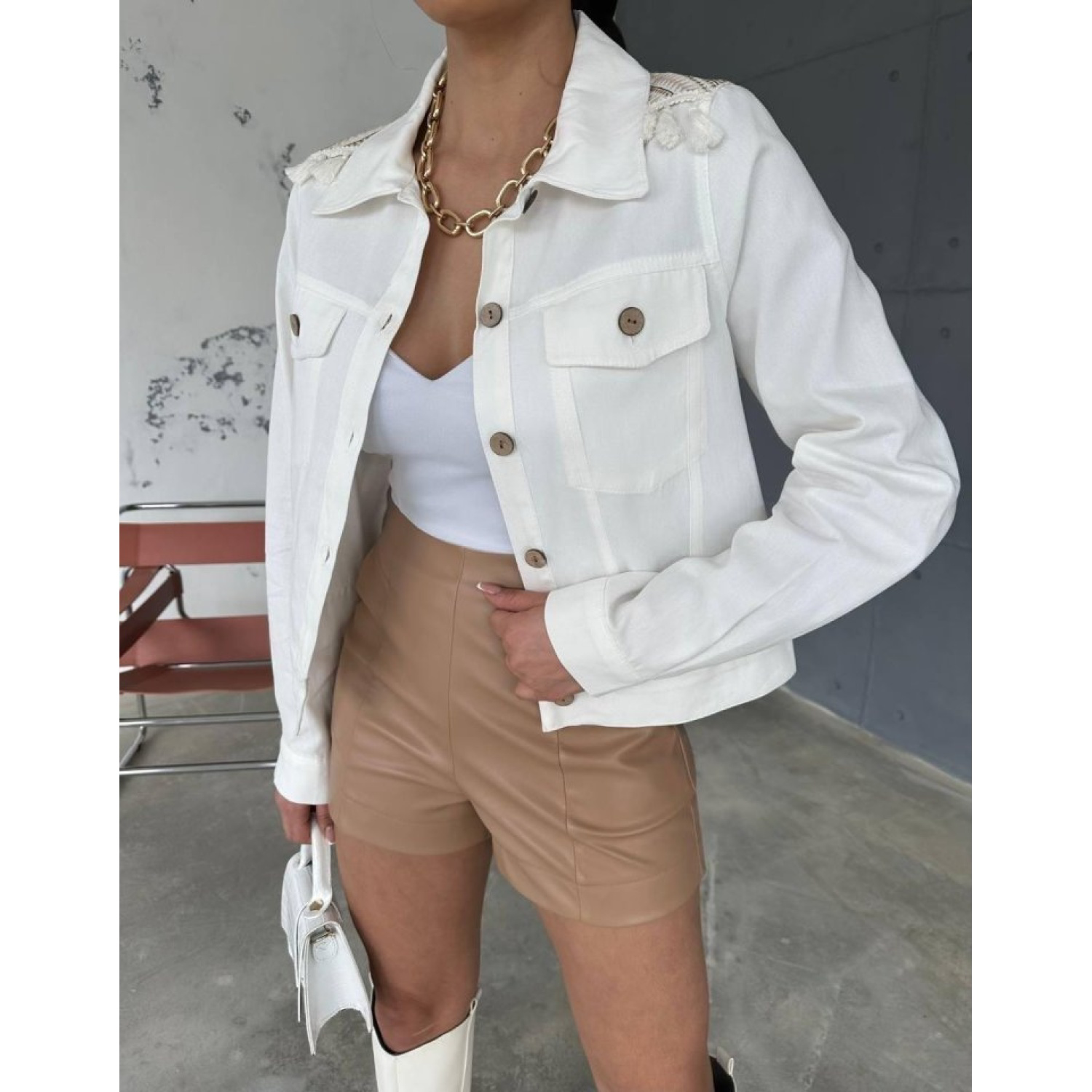 ARKASI NAKIŞLI PÜSKÜLLÜ CROP CEKET - Beyaz