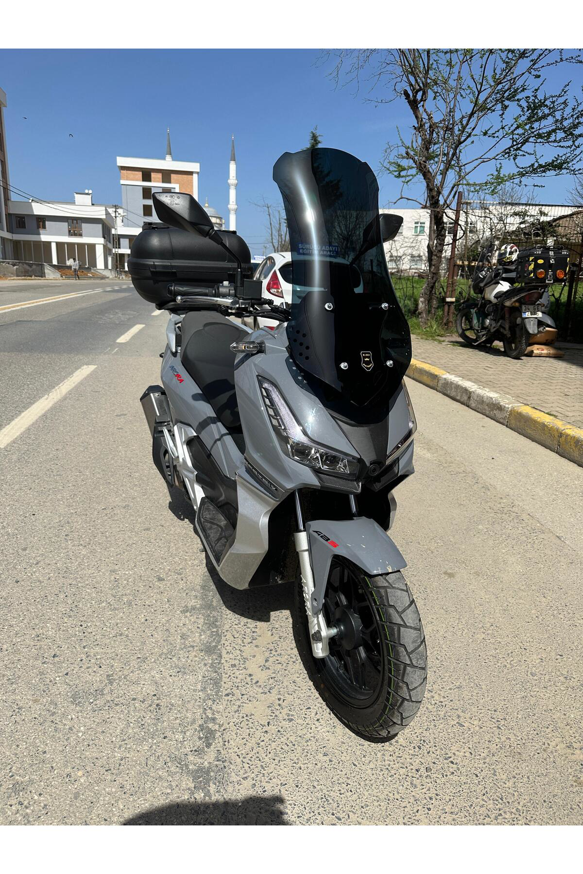 Motocam Arora Beatrix Ön Cam 2023 2024 Model 75Cm Siyah Renkli 4Mm Uzun C