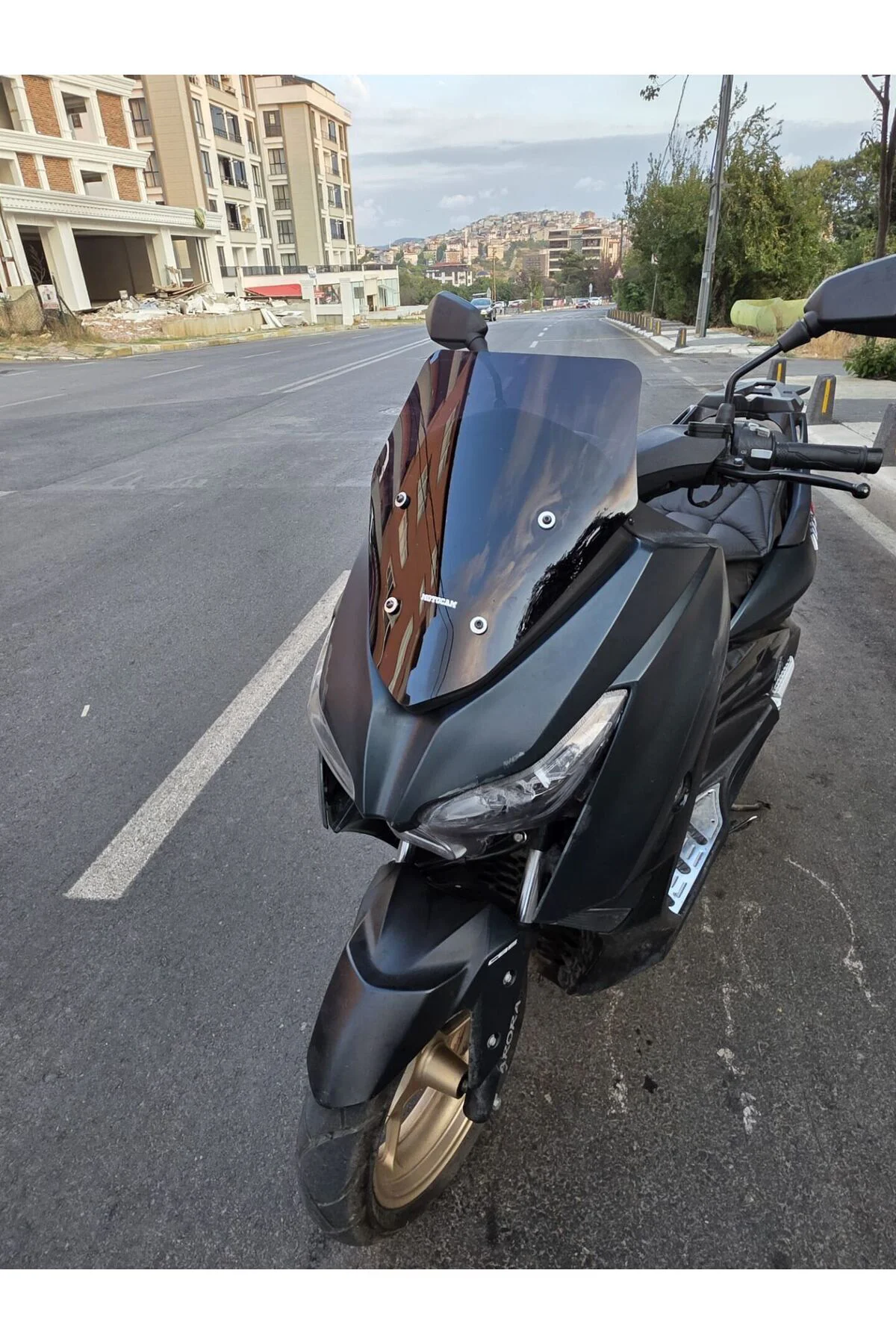 Arora Max PRO 125 Ön Cam 2023-2026 Model 43cm Siyah Renkli 4mm SP
