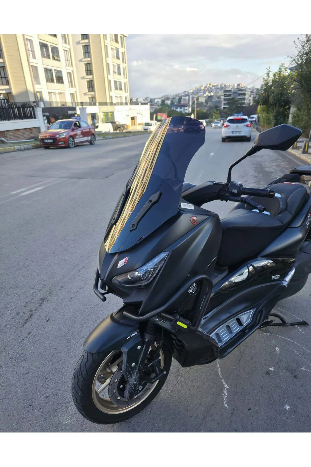 Arora Max Pro 250 Ön Cam 2025-2026 Model 72cm Siyah Renkli 4mm Arora Max Pro 250 Ön Cam 2025-2026 Model 72cm Siyah Renkli 4mm