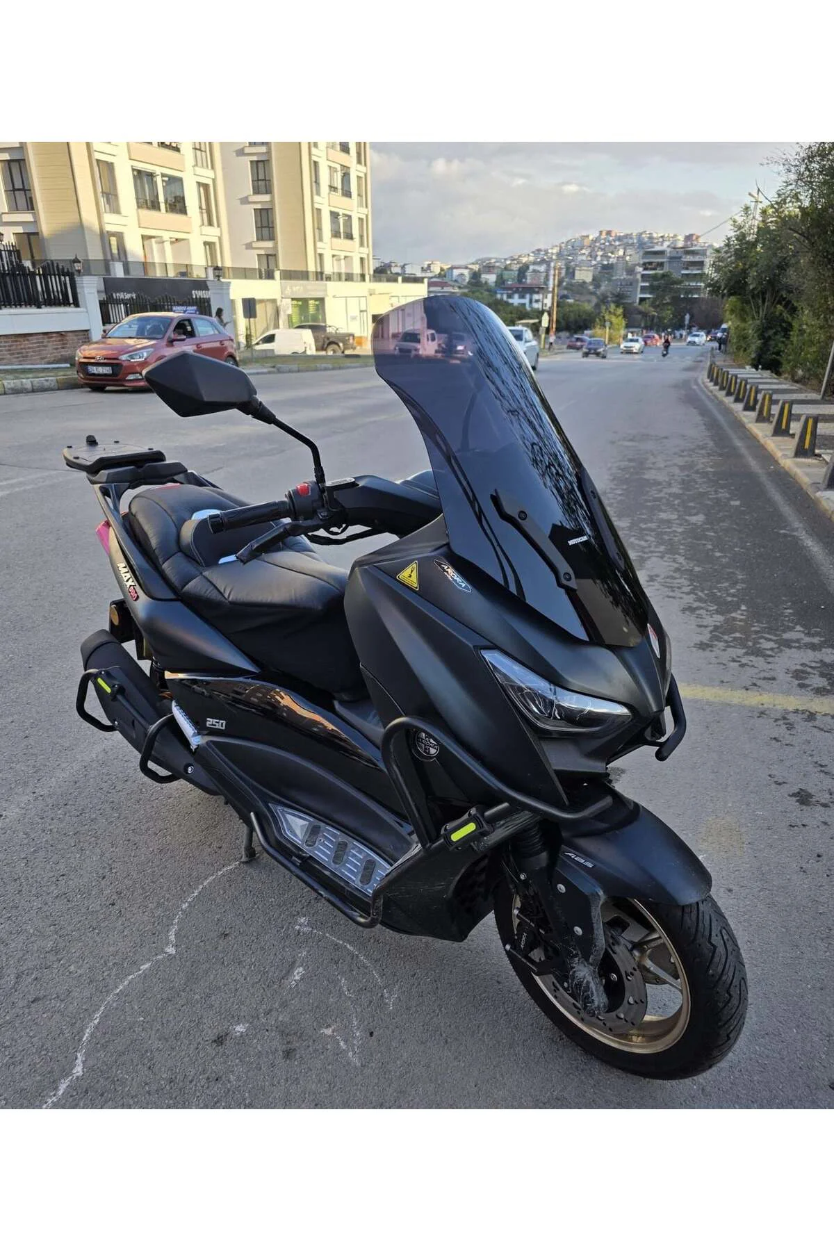 Arora Max Pro 250 Ön Cam 2025-2026 Model 72cm Siyah Renkli 4mm Arora Max Pro 250 Ön Cam 2025-2026 Model 72cm Siyah Renkli 4mm