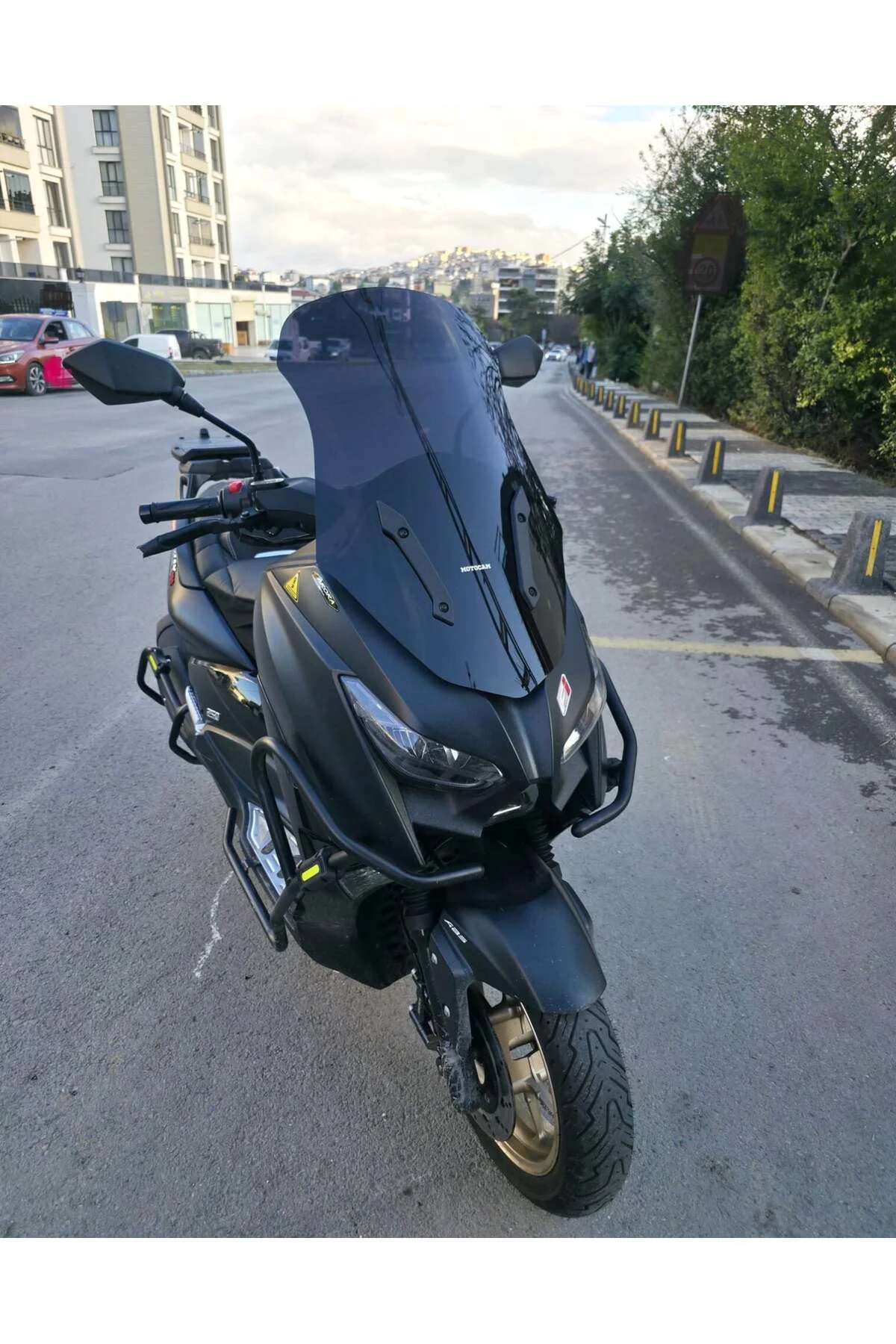 Arora Max Pro 250 Ön Cam 2025-2026 Model 63cm Siyah Renkli 4mm Arora Max Pro 250 Ön Cam 2025-2026 Model 63cm Siyah Renkli 4mm
