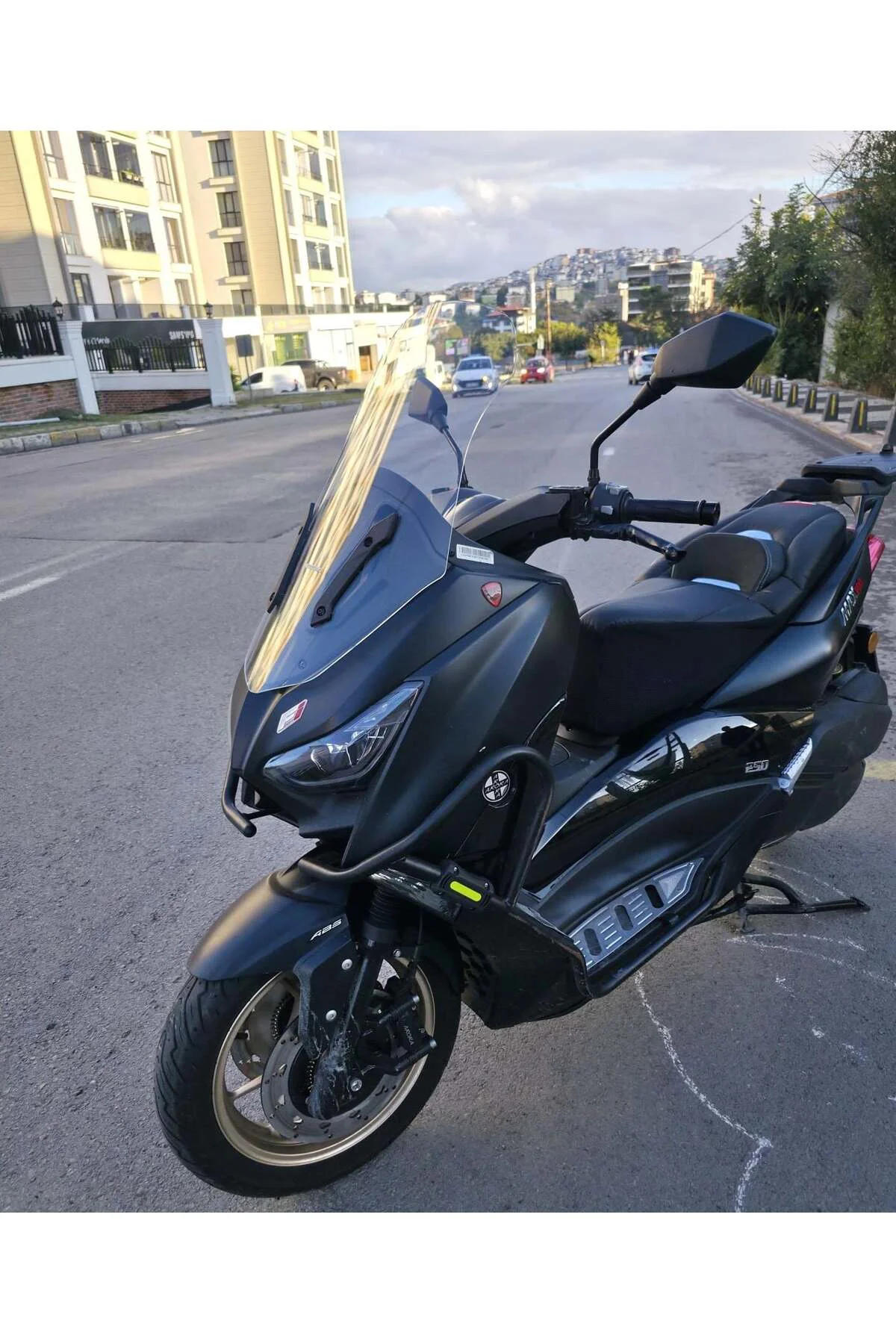 Arora Max Pro 250 Ön Cam 2025-2026 Model 63cm Şeffaf Renkli 4mm Arora Max Pro 250 Ön Cam 2025-2026 Model 63cm Şeffaf Renkli 4mm