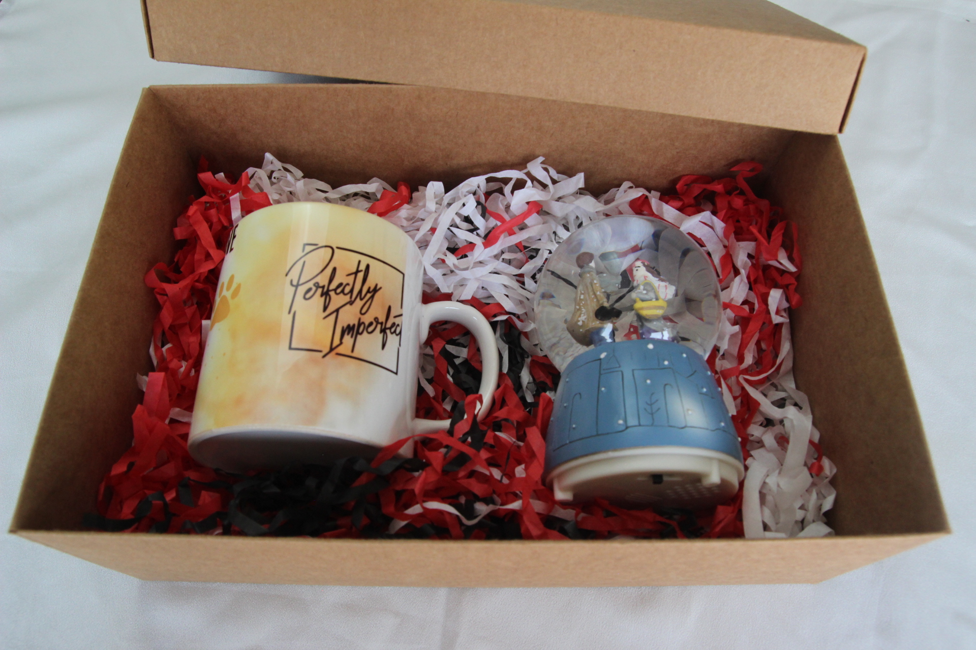 Aşık Çift Temalı Müzikli Işıklı Kar Küresi Ve Kızgın Panda Temalı Kupa Bardak Hediye Kutusu