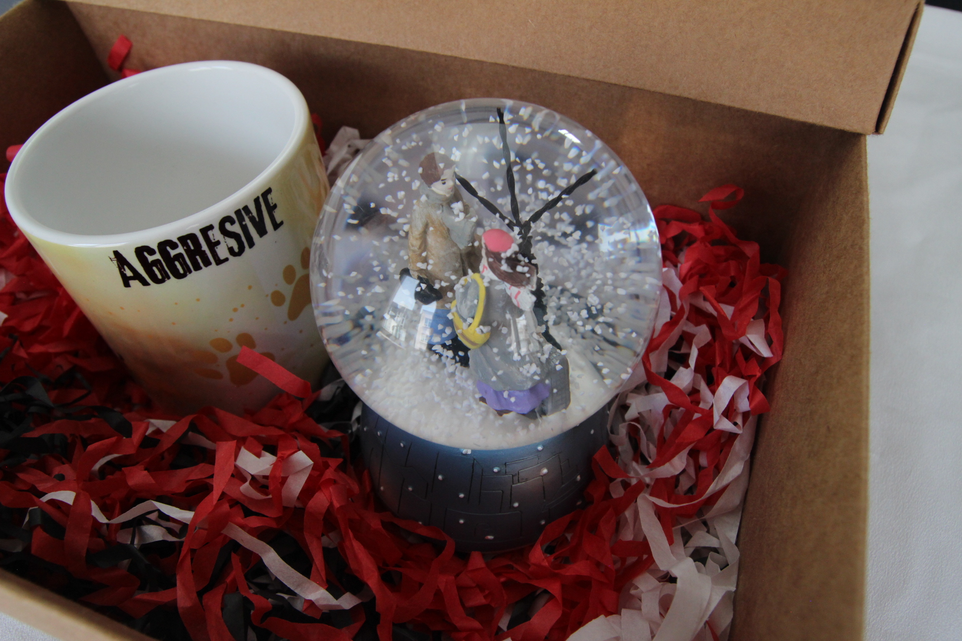 Aşık Çift Temalı Müzikli Işıklı Kar Küresi Ve Kızgın Panda Temalı Kupa Bardak Hediye Kutusu