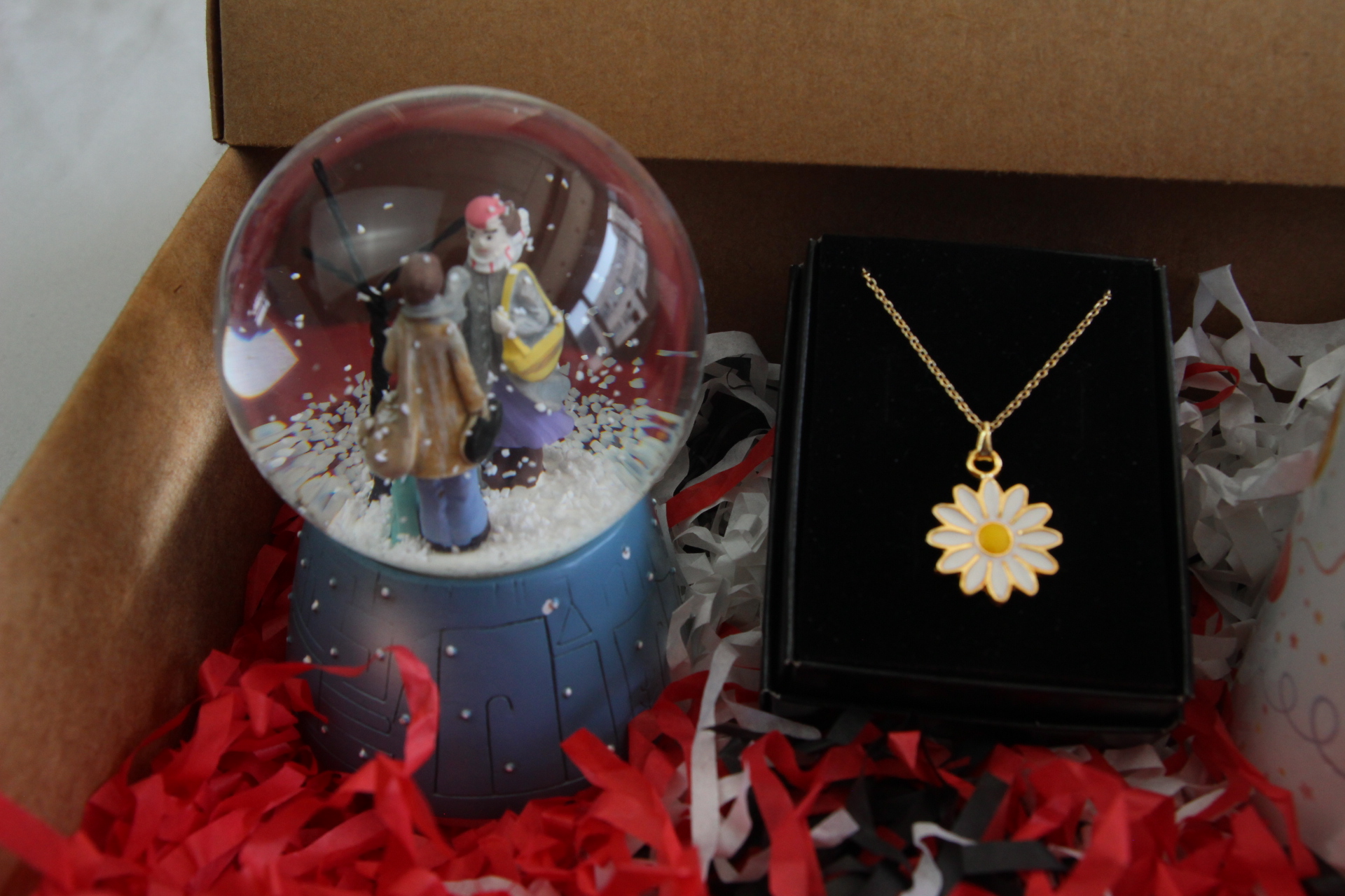 Aşıklar Temalı Kar Küresi Papatya Kolye Ve Doğum Günü Kupası Hediyelik Setler