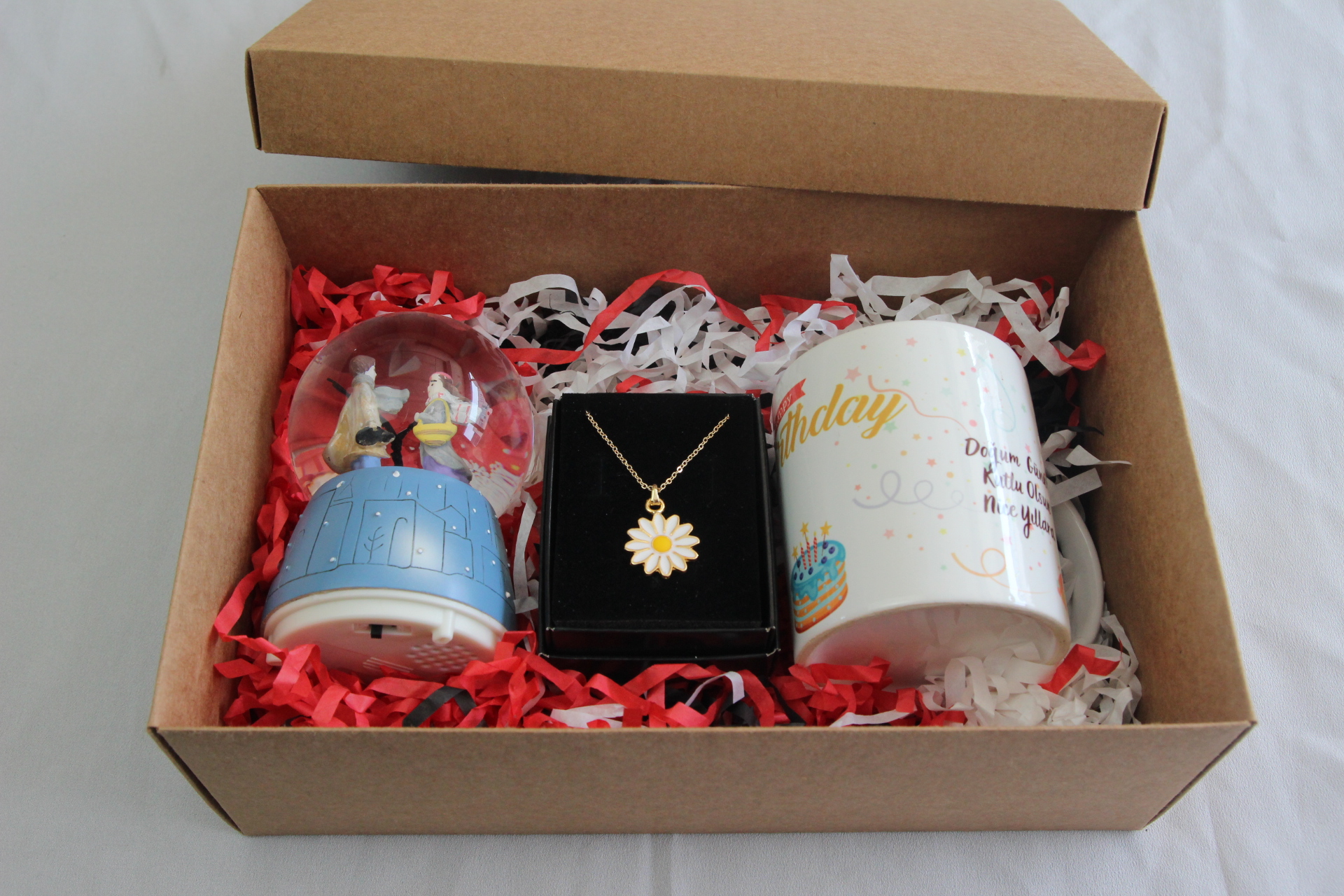 Aşıklar Temalı Kar Küresi Papatya Kolye Ve Doğum Günü Kupası Hediyelik Setler
