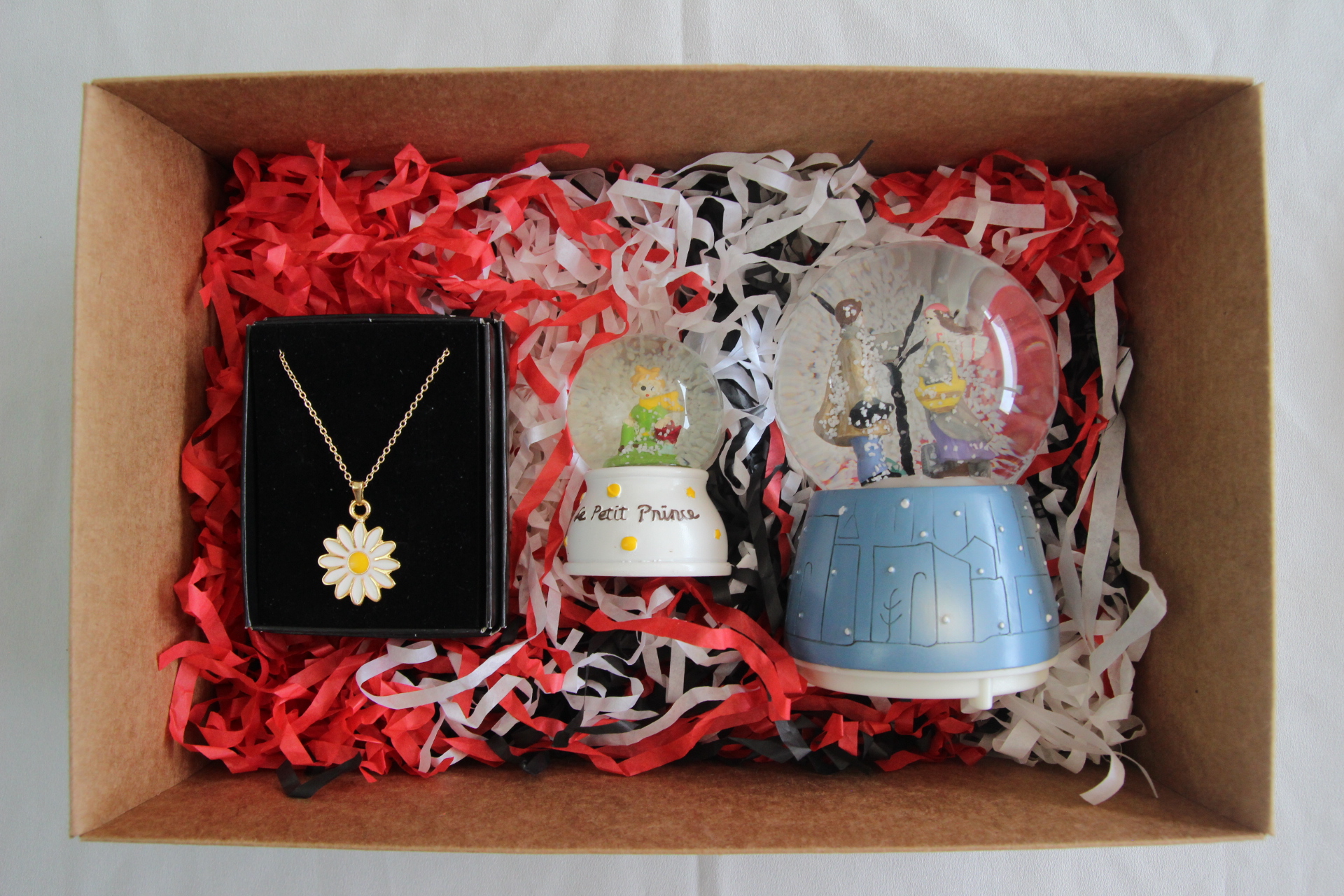 Home Aşıklar Temalı Kar Küresi Papatya Kolye Ve Küçük Prens Küresi Hediye Seti