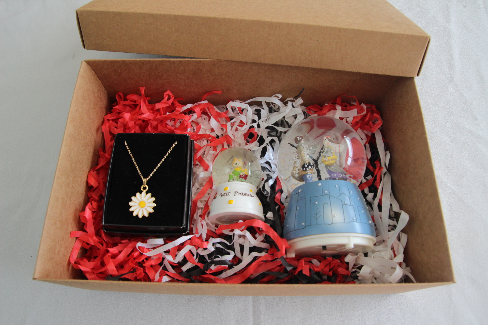 Home Aşıklar Temalı Kar Küresi Papatya Kolye Ve Küçük Prens Küresi Hediye Seti