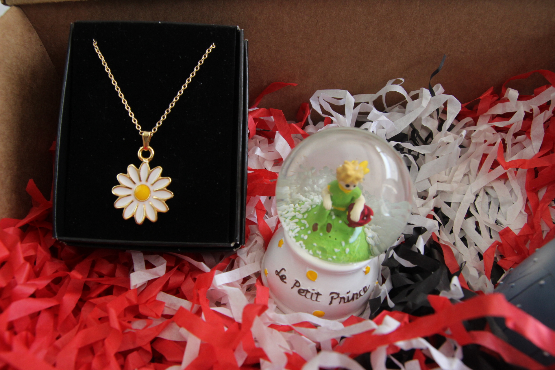 Home Aşıklar Temalı Kar Küresi Papatya Kolye Ve Küçük Prens Küresi Hediye Seti