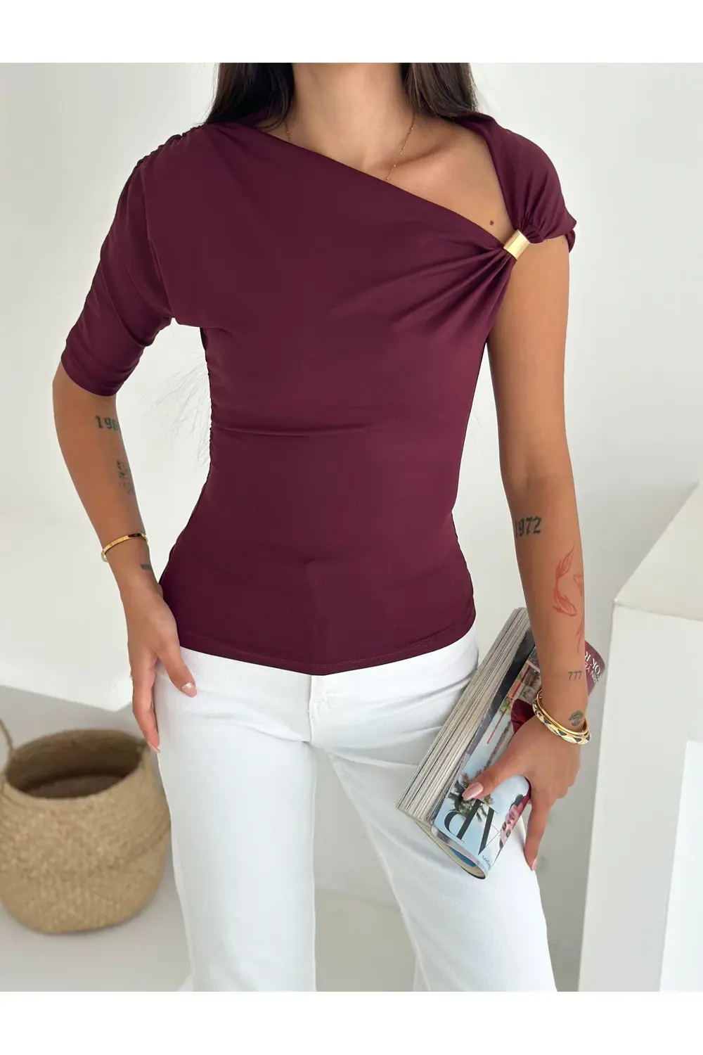 Fiolin Asimetrik Yaka Drapeli Omuz Aksesuarlı Sandy Bluz