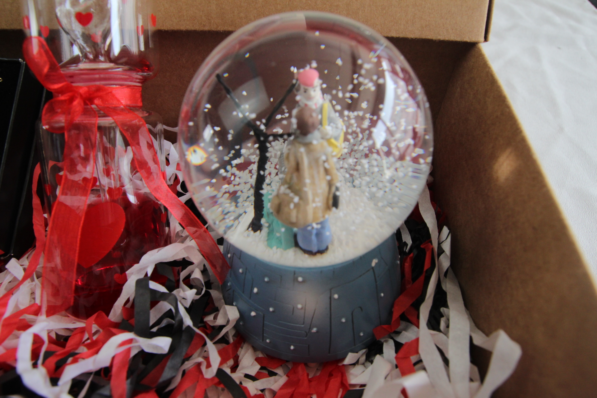 Home Aşk Ölçer Aşıklar Temalı Kar Küresi Ve Papatya Kolye En İyi Hediye Seti