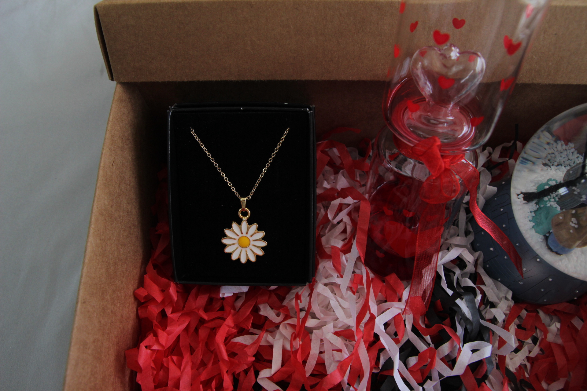 Home Aşk Ölçer Aşıklar Temalı Kar Küresi Ve Papatya Kolye En İyi Hediye Seti