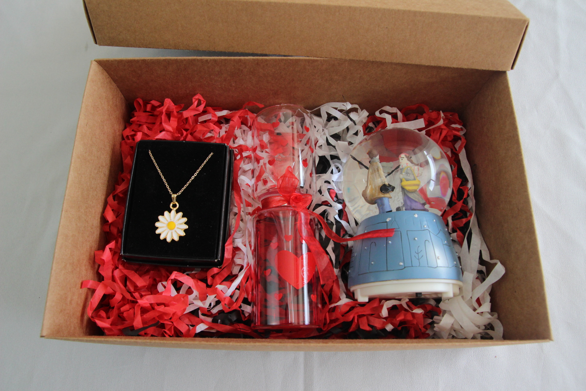 Home Aşk Ölçer Aşıklar Temalı Kar Küresi Ve Papatya Kolye En İyi Hediye Seti