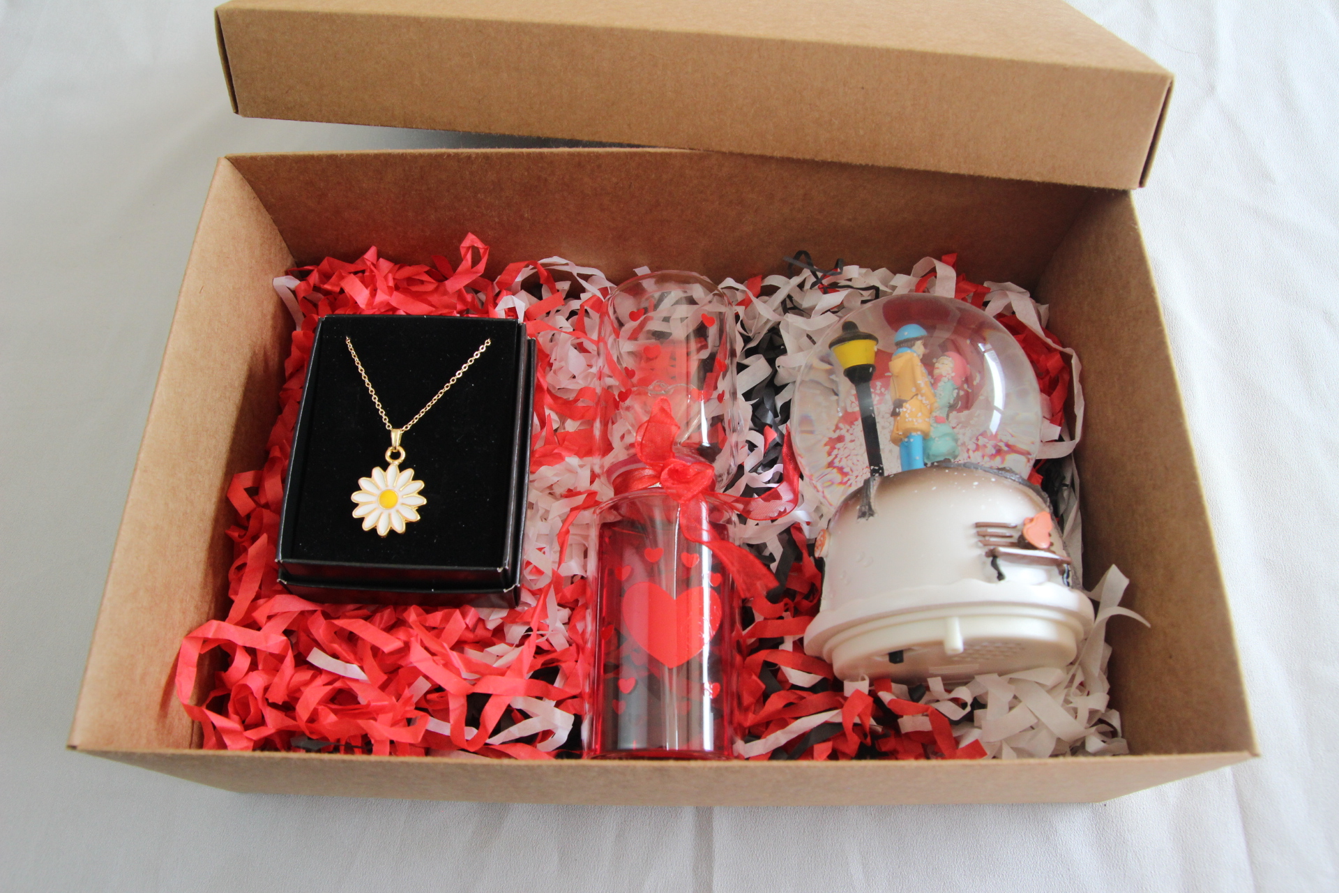 Aşk Ölçer Papatya Kolye Ve Müzikli Işıklı Kar Küresi Özel Tasarım Hediye Seti