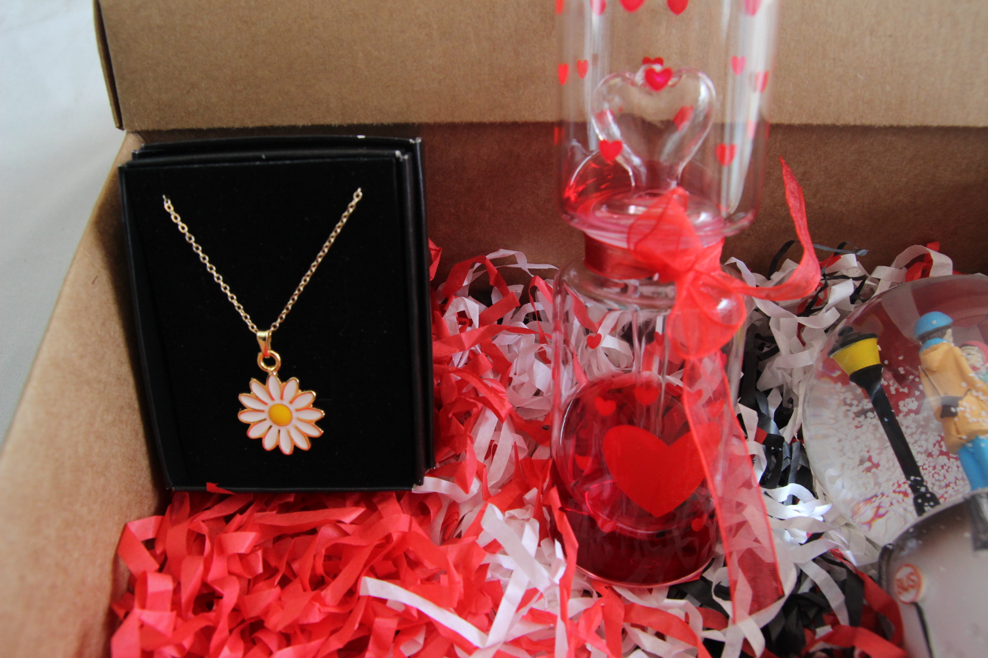 Aşk Ölçer Papatya Kolye Ve Müzikli Işıklı Kar Küresi Özel Tasarım Hediye Seti