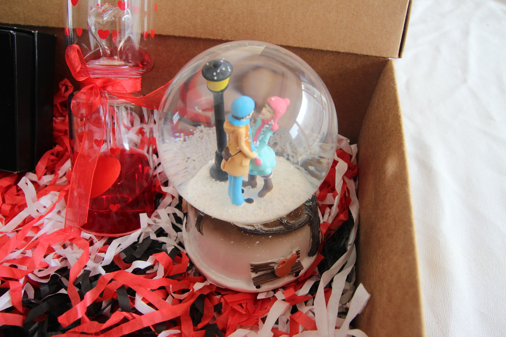 Aşk Ölçer Papatya Kolye Ve Müzikli Işıklı Kar Küresi Özel Tasarım Hediye Seti