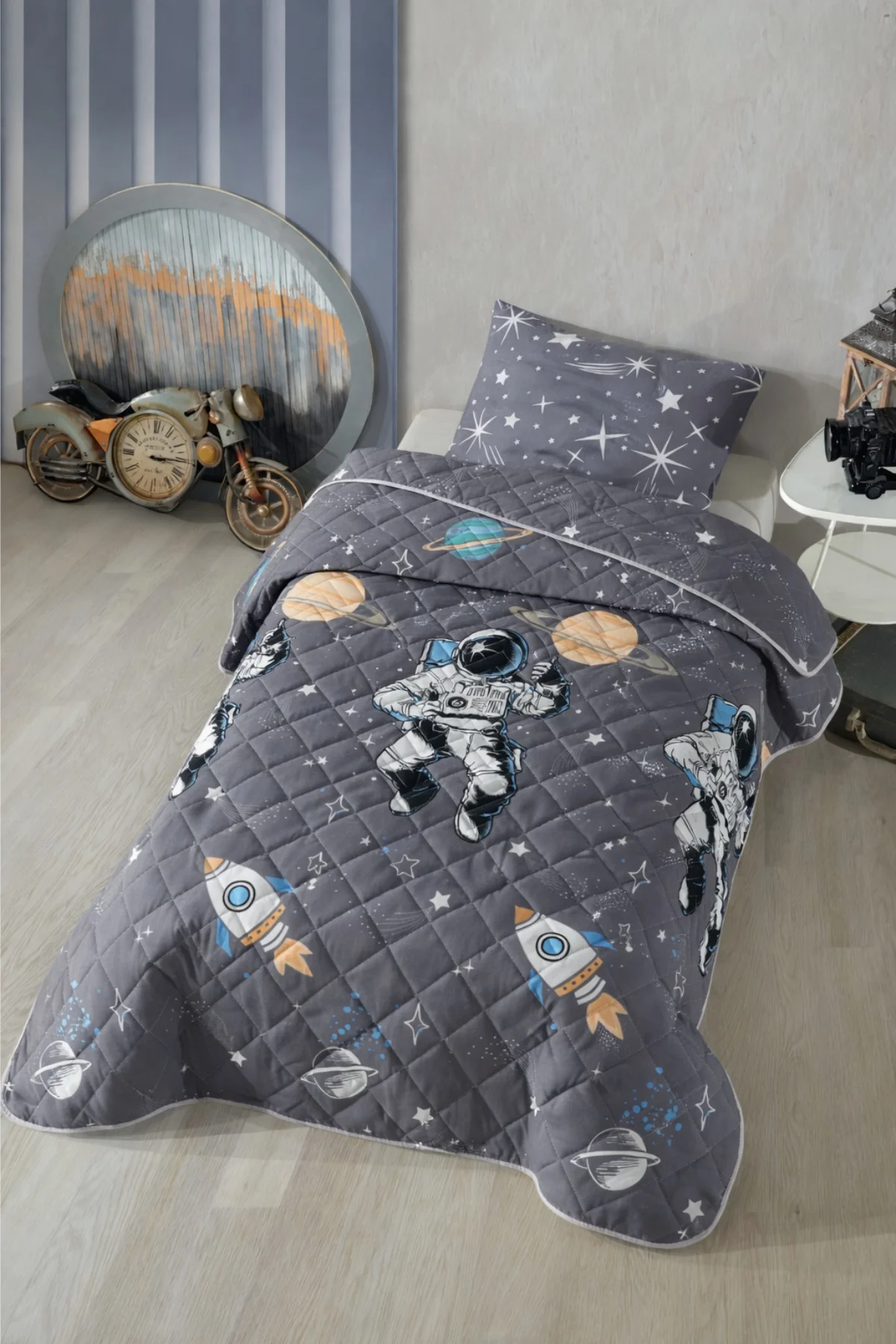 Astronot Desenli Çocuk-Genç Odası Tek Kişilik Pike-Yatak Örtüsü Takımı 160 x 230 Cm (ÇARŞAFSIZ)