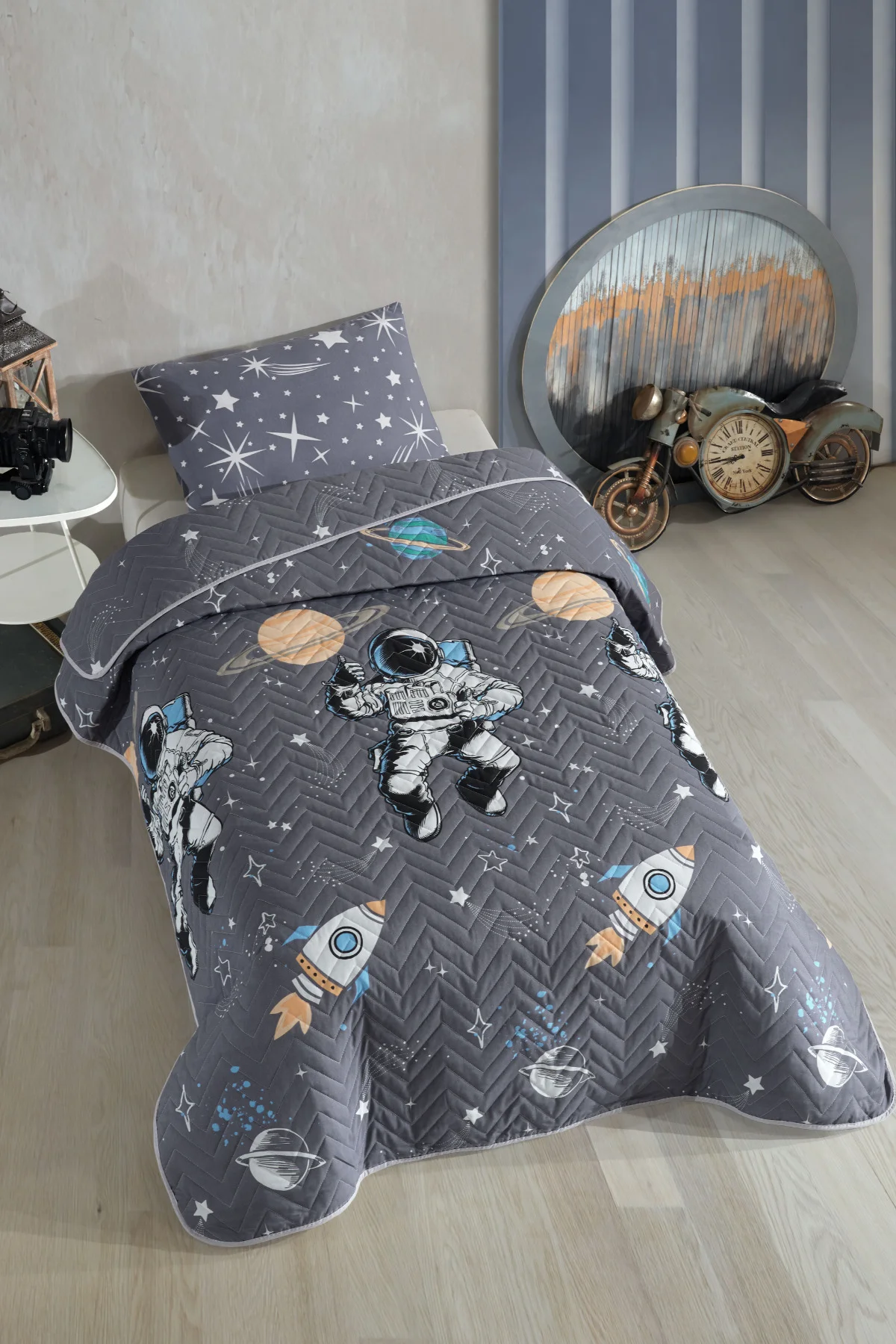 Astronot Desenli Çocuk-Genç Odası Tek Kişilik Pike-Yatak Örtüsü Takımı 160 x 230 Cm (ÇARŞAFSIZ)