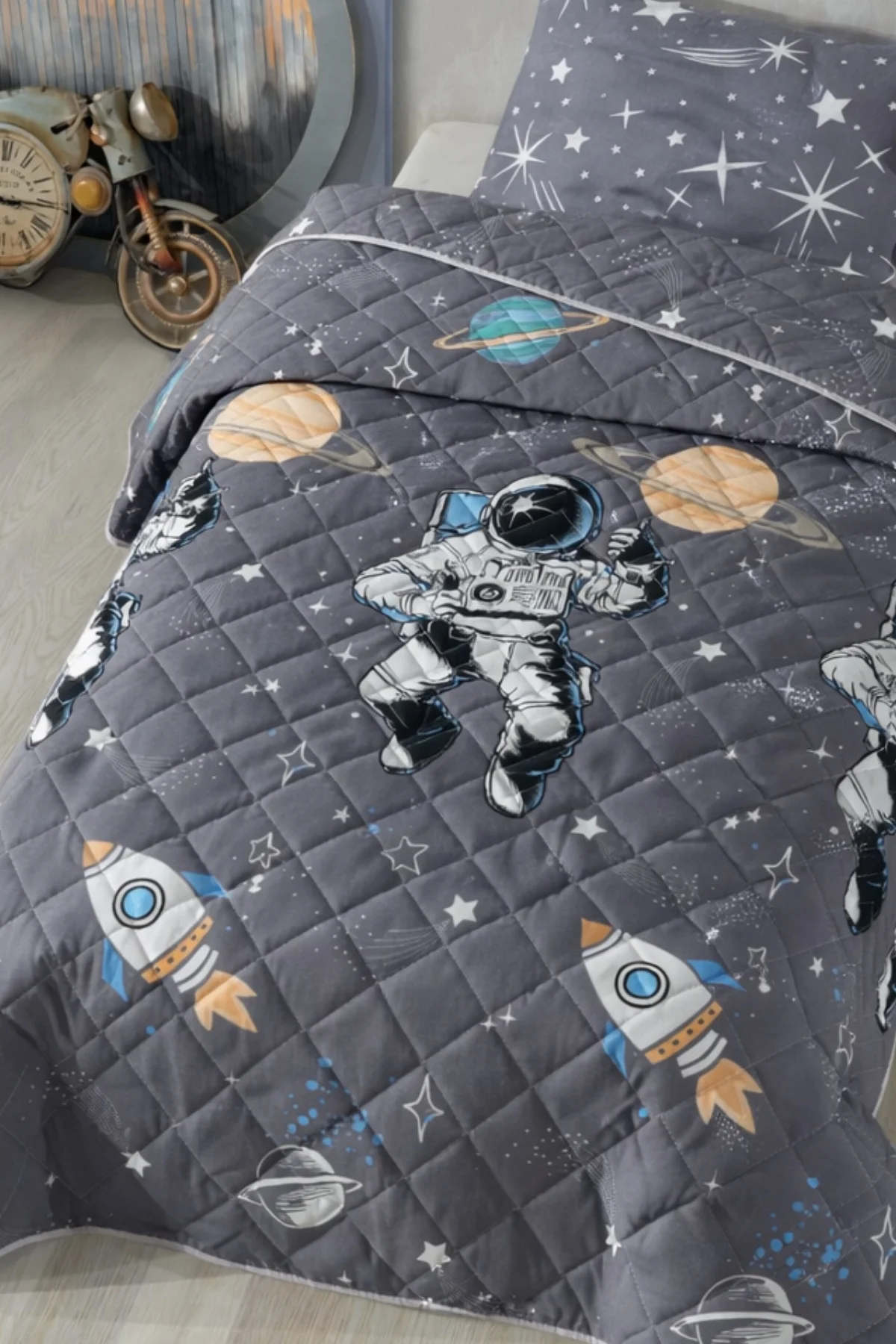 Astronot Desenli Çocuk-Genç Odası Tek Kişilik Pike-Yatak Örtüsü Takımı 160 x 230 Cm (ÇARŞAFSIZ)