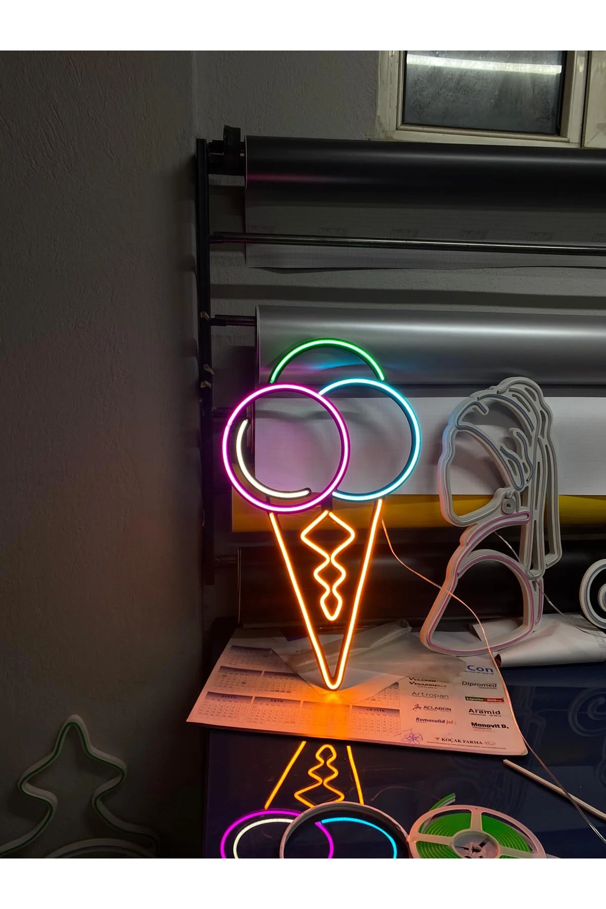 "Astronot Dondurma" Neon Led Işıklı Dekoratif Tablo