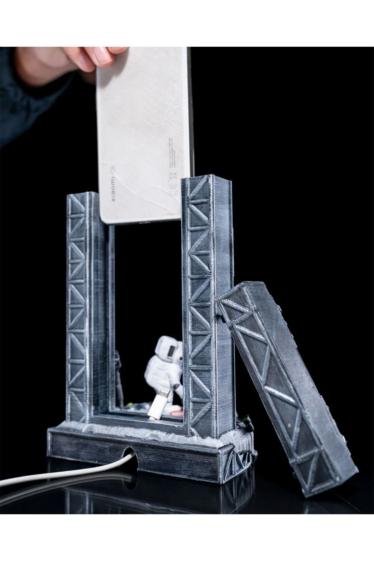 Astronot ve Ay Temalı Dekoratif Telefon Standı 20 CM