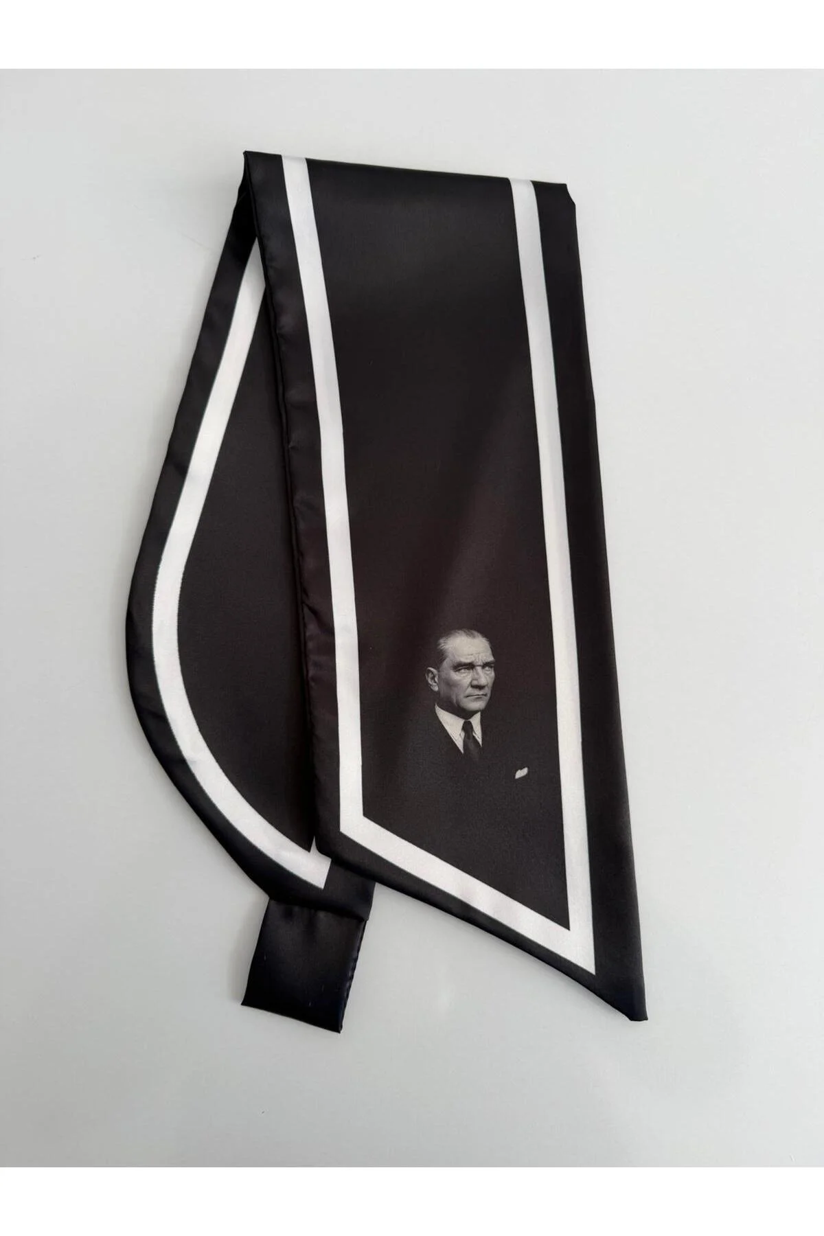 Atatürk Resimli & Çift Tasarımlı Kravat Eşarp Atatürk Resimli & Çift Tasarımlı Kravat Eşarp