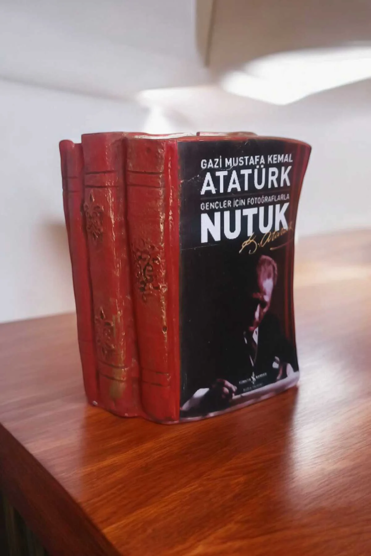 Atatürk'ün Nutuk Kitabı Şeklinde Kalemlik 10 x 8 cm