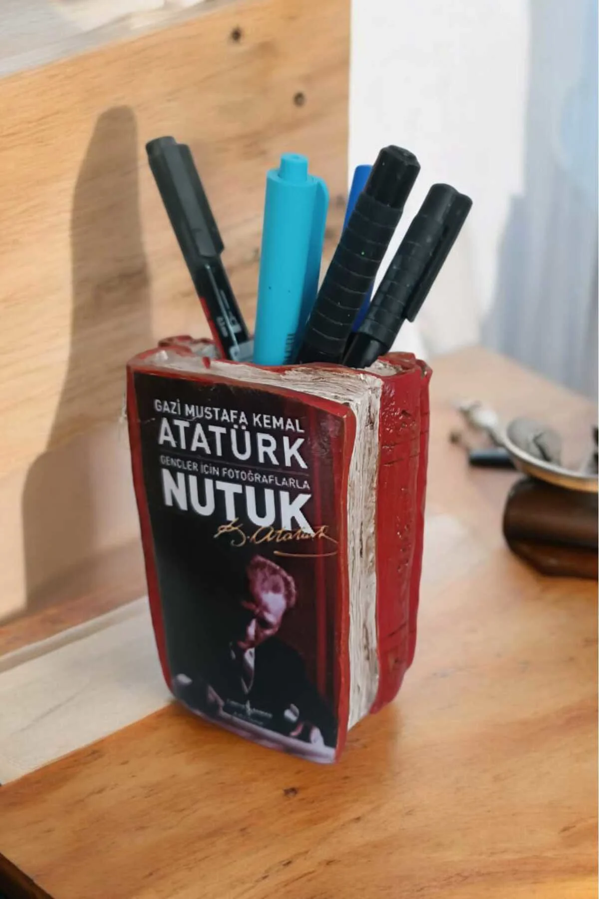 Atatürk'ün Nutuk Kitabı Şeklinde Kalemlik 10 x 8 cm