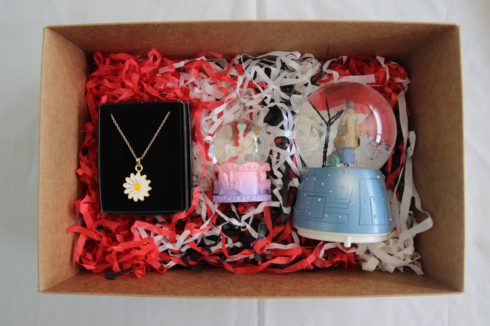 Home Atlı Karınca Kar Küresi Papatya Kolye Ve İşıklı Müzikli Aşıklar Temalı Kar Küresi