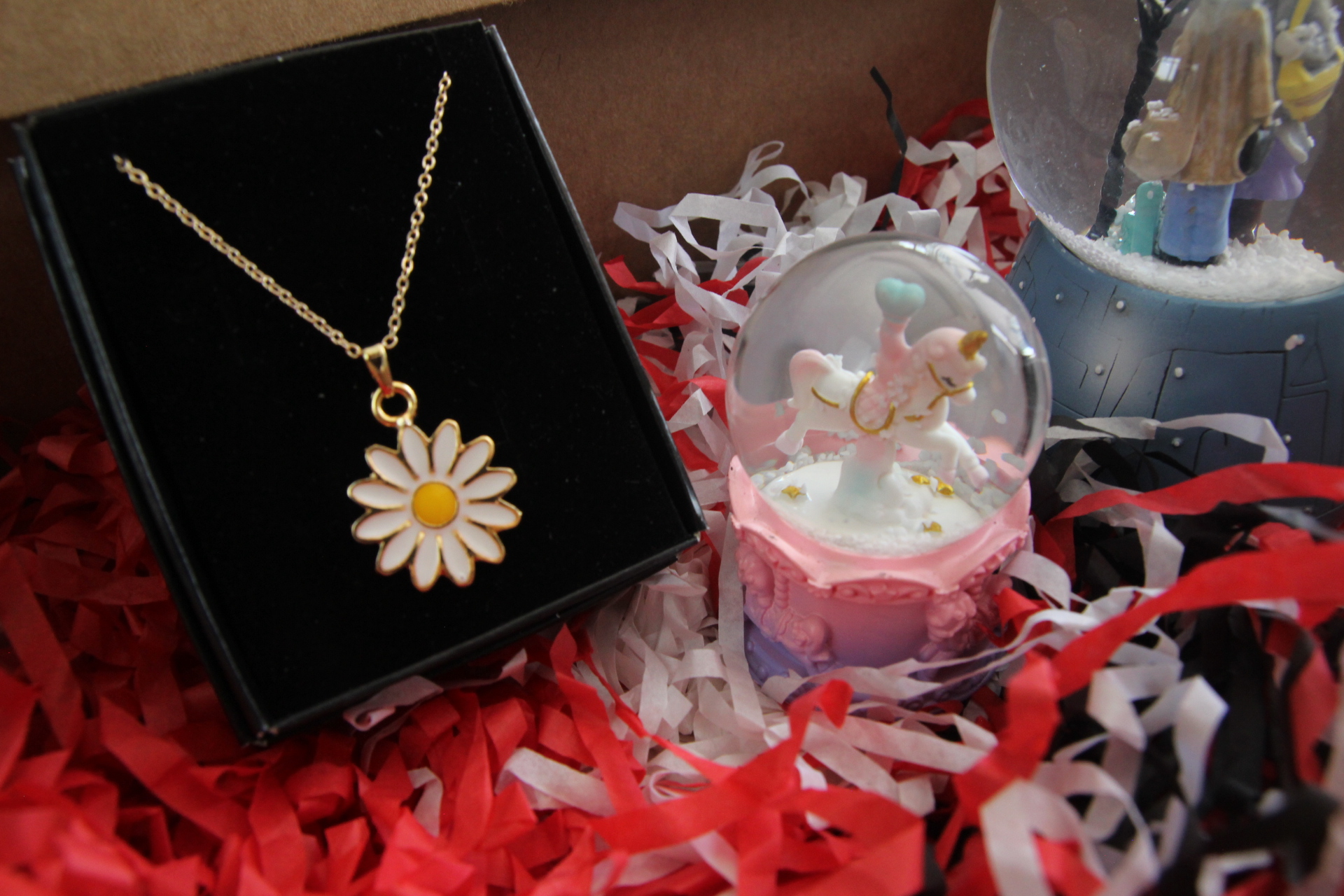 Home Atlı Karınca Kar Küresi Papatya Kolye Ve İşıklı Müzikli Aşıklar Temalı Kar Küresi