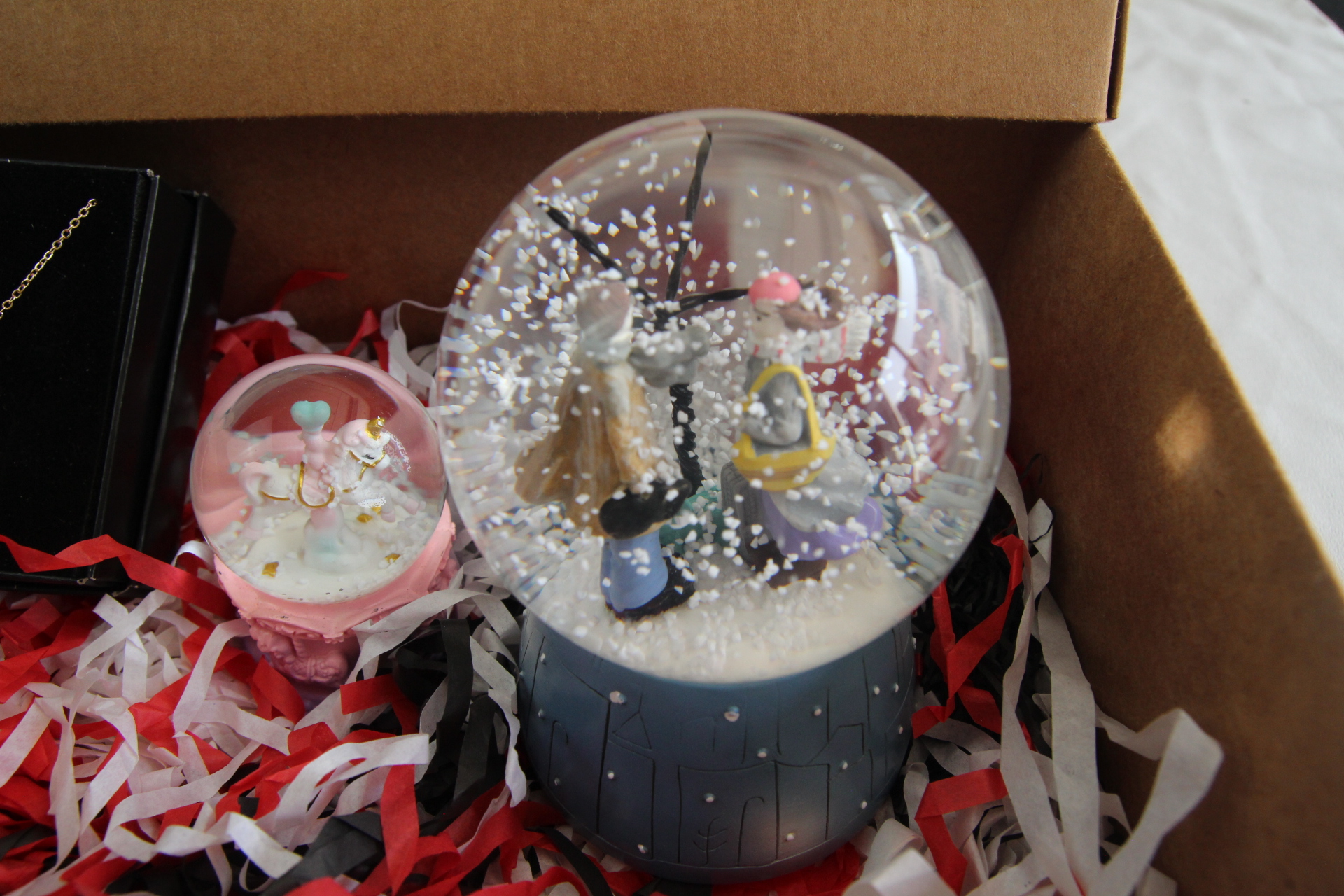 Home Atlı Karınca Kar Küresi Papatya Kolye Ve İşıklı Müzikli Aşıklar Temalı Kar Küresi