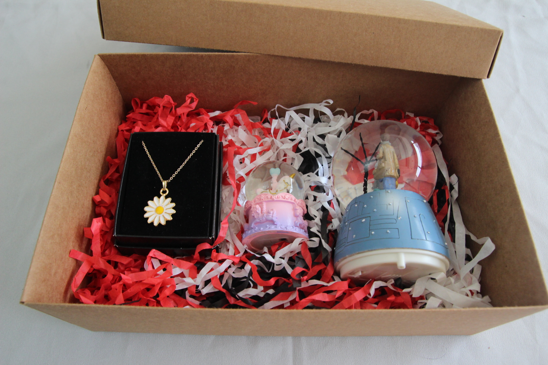 Home Atlı Karınca Kar Küresi Papatya Kolye Ve İşıklı Müzikli Aşıklar Temalı Kar Küresi