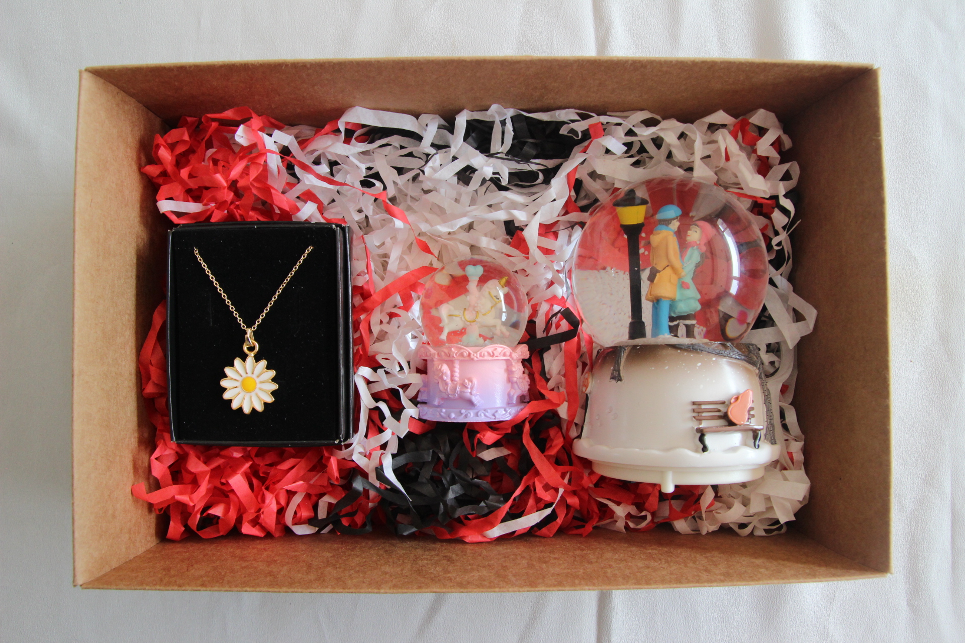 Home Atlı Karınca Küre Papatya Kolye Ve İşıklı Müzikli Aşıklar Temalı Kar Küresi Hediye Setleri