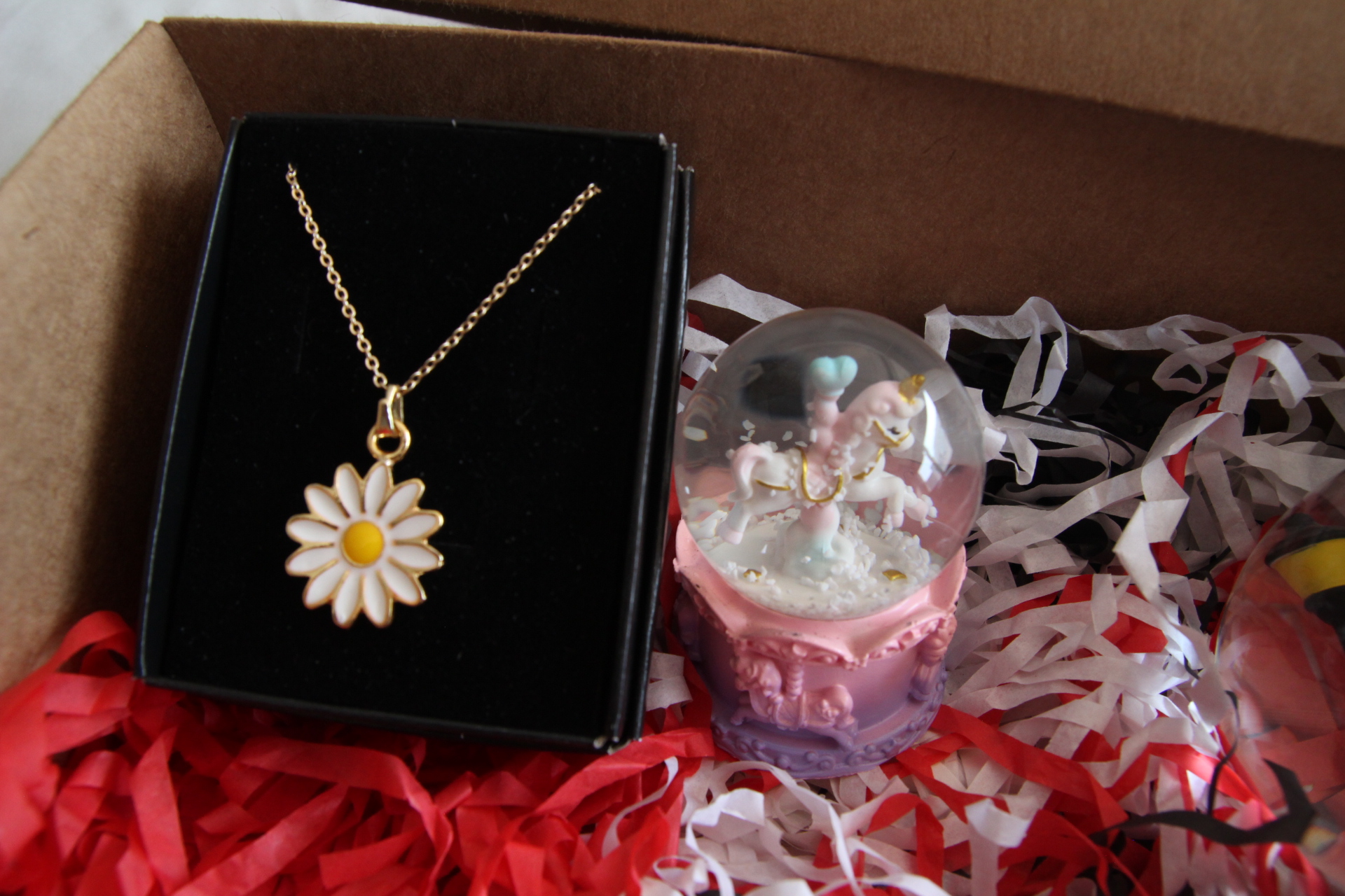 Home Atlı Karınca Küre Papatya Kolye Ve İşıklı Müzikli Aşıklar Temalı Kar Küresi Hediye Setleri