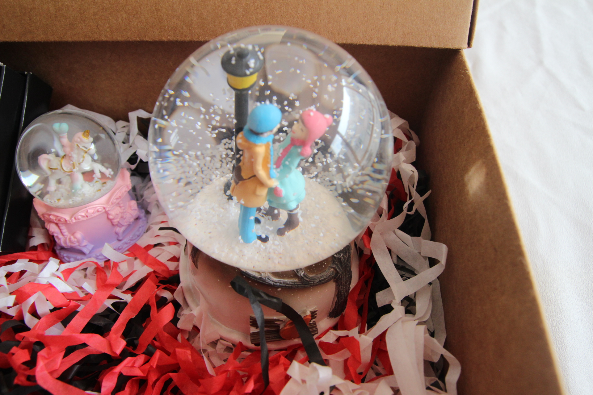 Home Atlı Karınca Küre Papatya Kolye Ve İşıklı Müzikli Aşıklar Temalı Kar Küresi Hediye Setleri