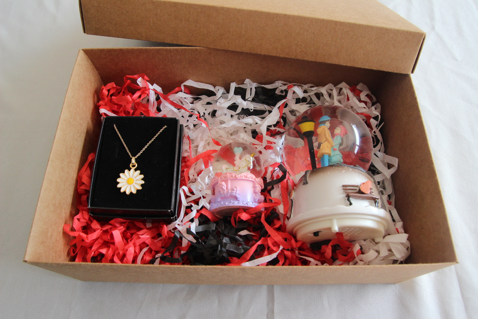 Home Atlı Karınca Küre Papatya Kolye Ve İşıklı Müzikli Aşıklar Temalı Kar Küresi Hediye Setleri