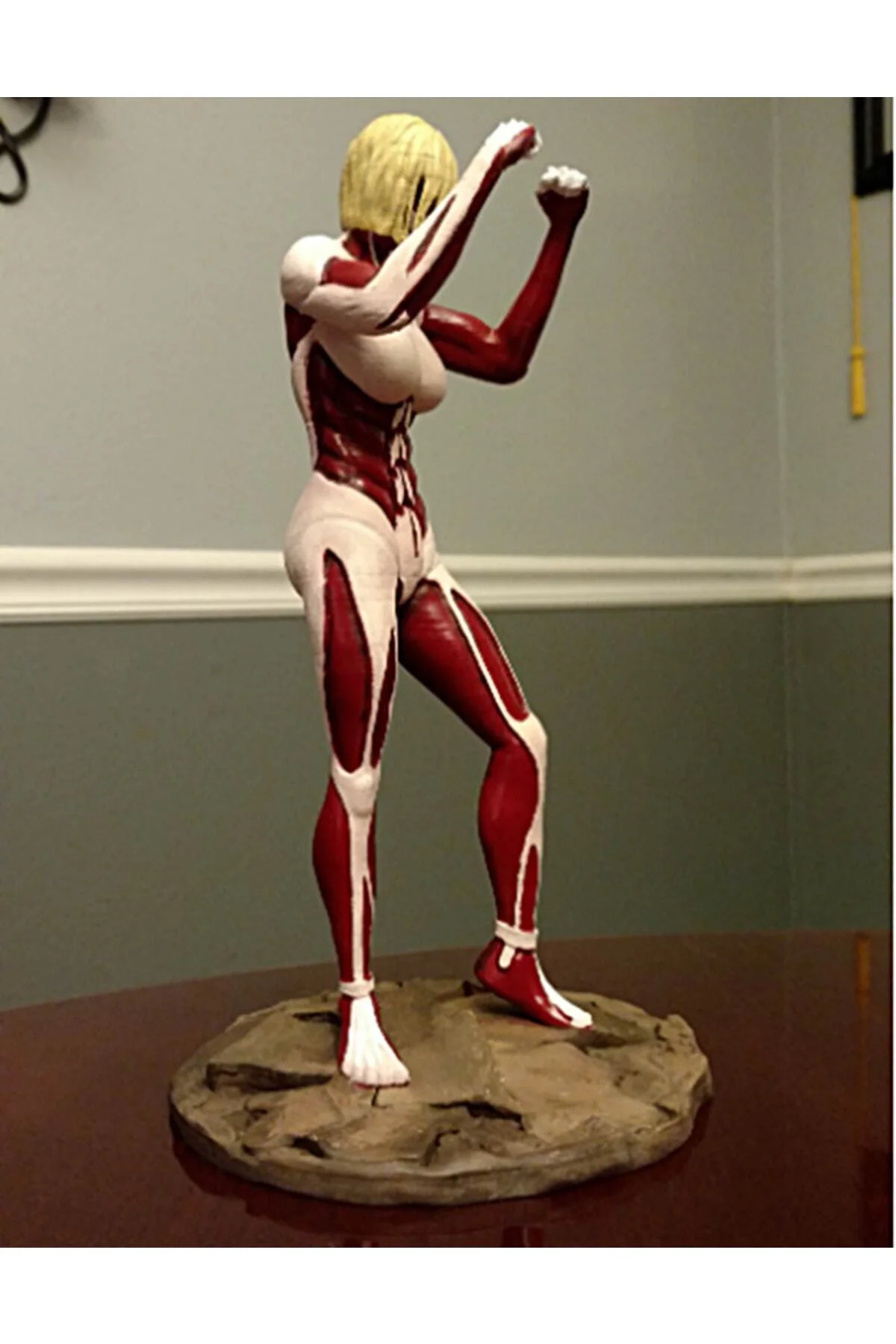 Attack On Titan Dişi Dev Boyalı Figür 25 Cm