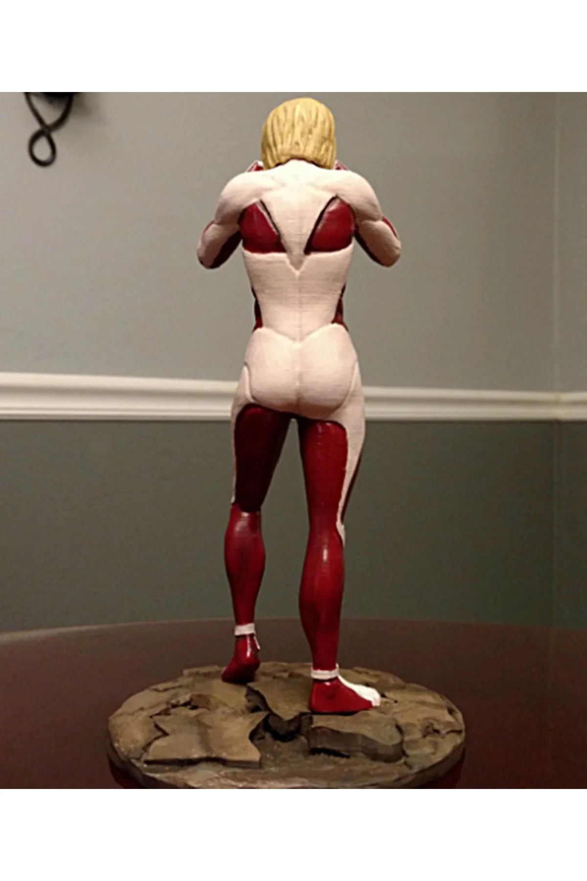 Attack On Titan Dişi Dev Boyalı Figür 25 Cm