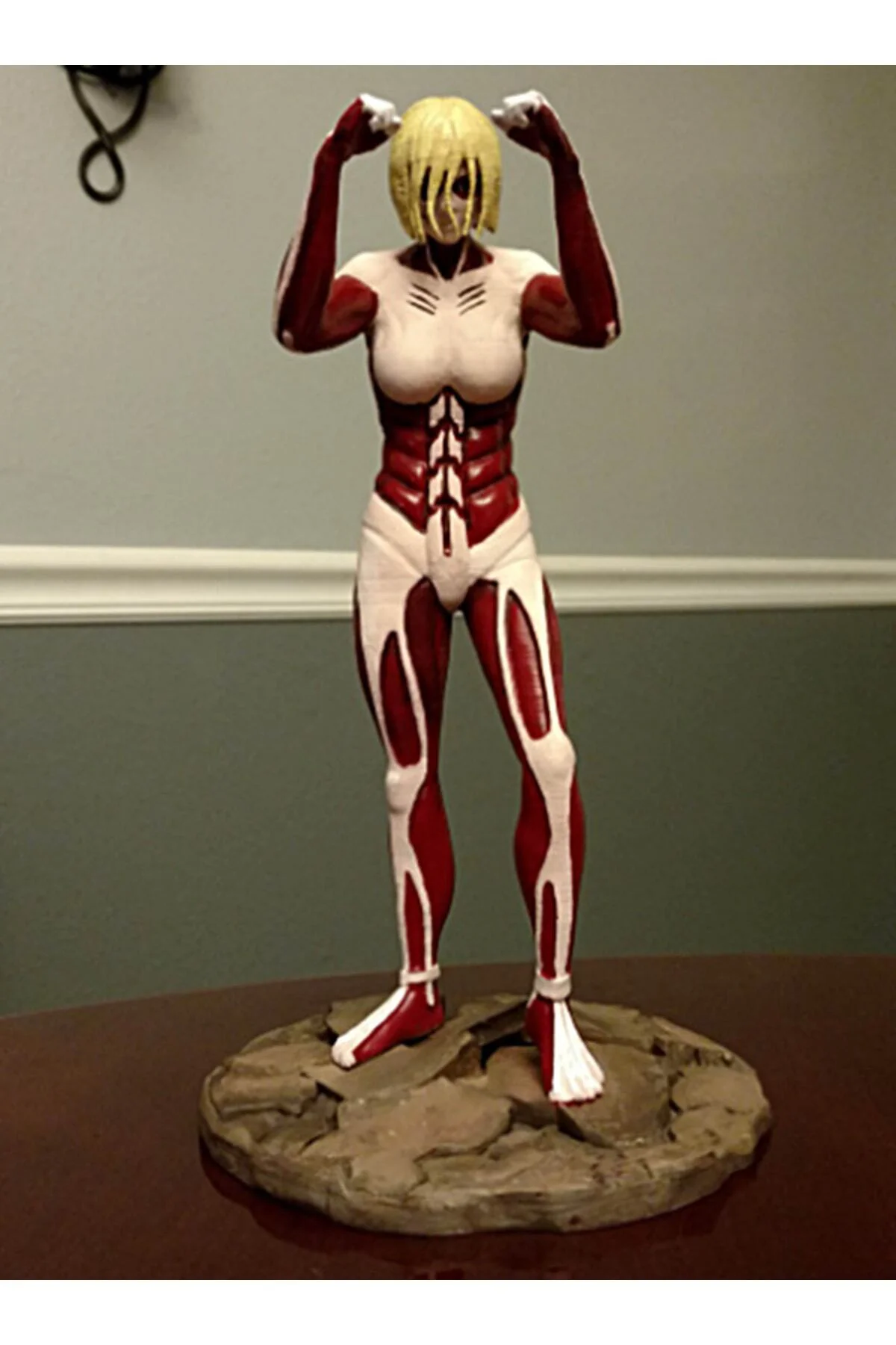 Attack On Titan Dişi Dev Boyalı Figür 25 Cm